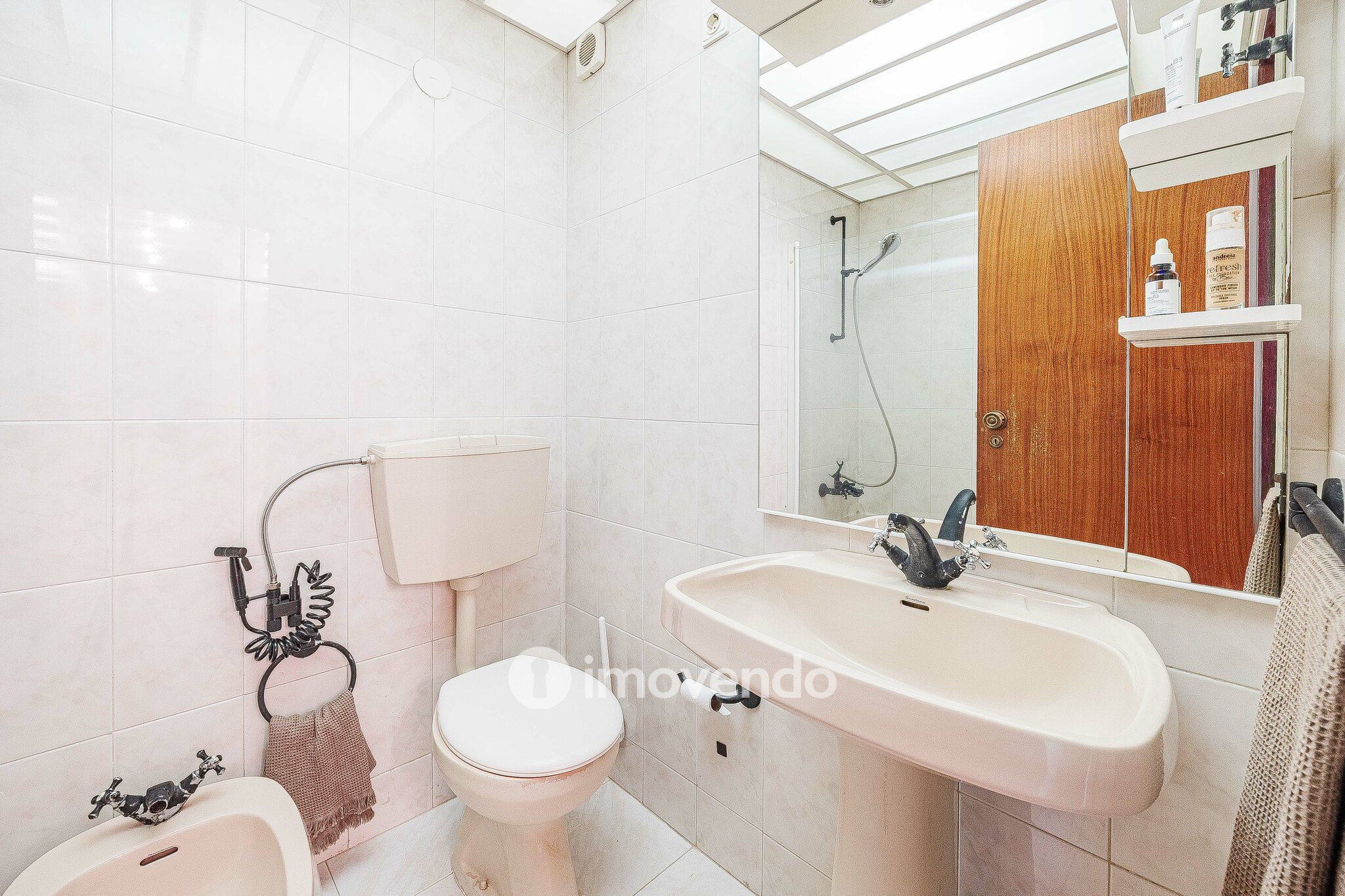 Apartamento T4, com áreas generosas, em Almada