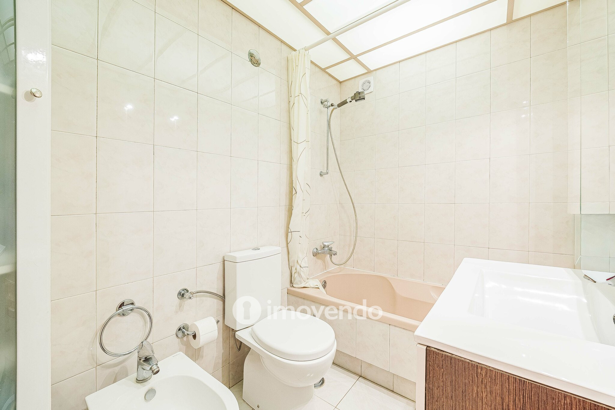 Apartamento T4, com áreas generosas, em Almada