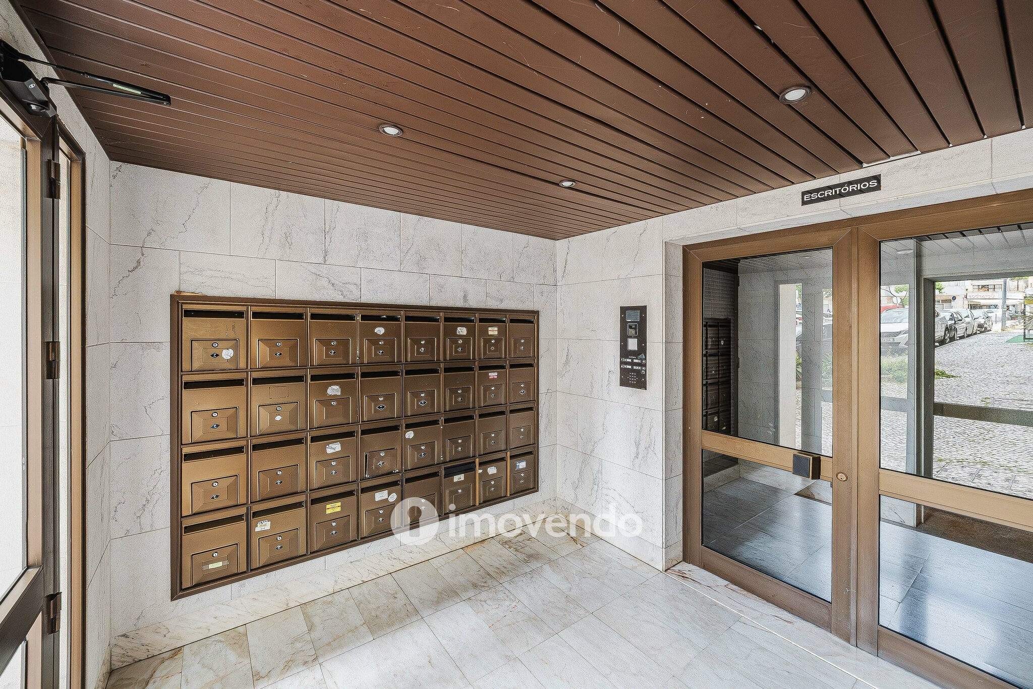 Apartamento T4, com áreas generosas, em Almada