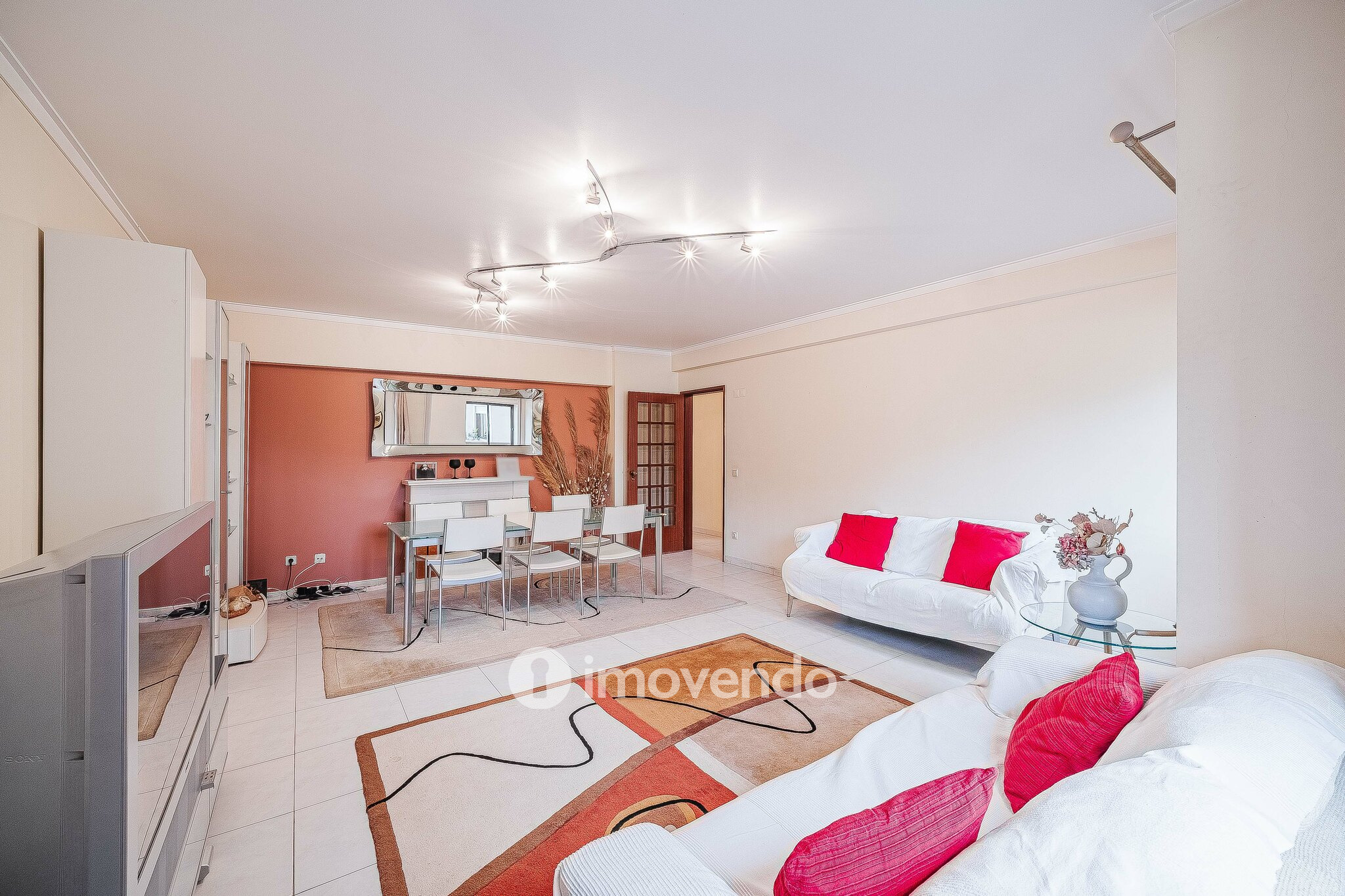 Apartamento T4, com áreas generosas, em Almada