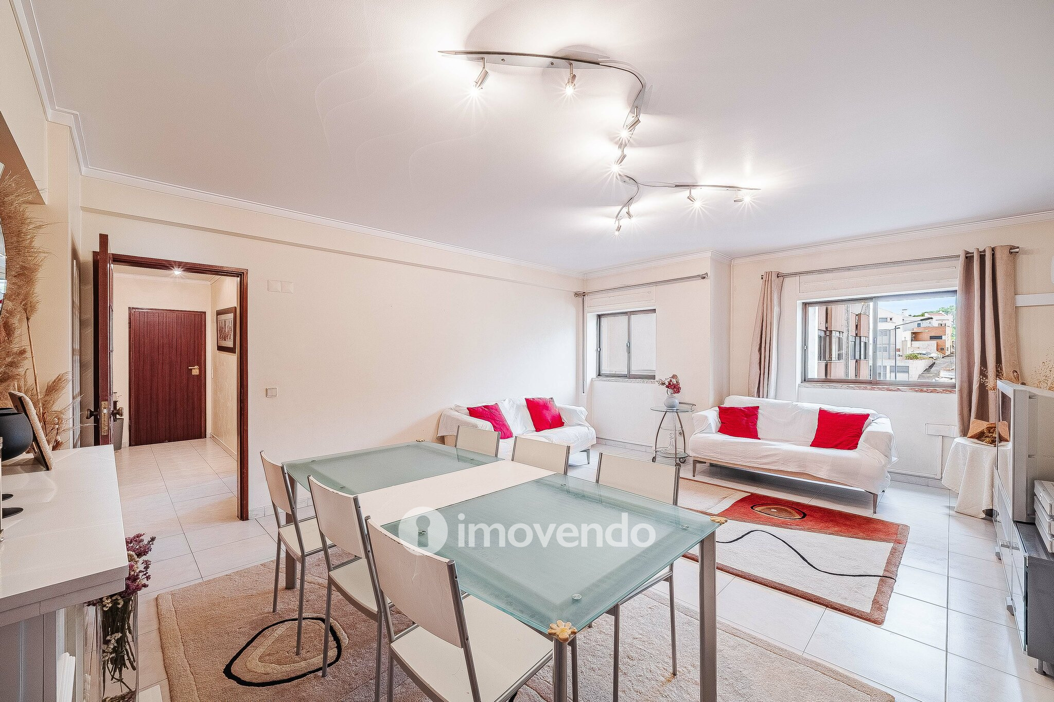 Apartamento T4, com áreas generosas, em Almada