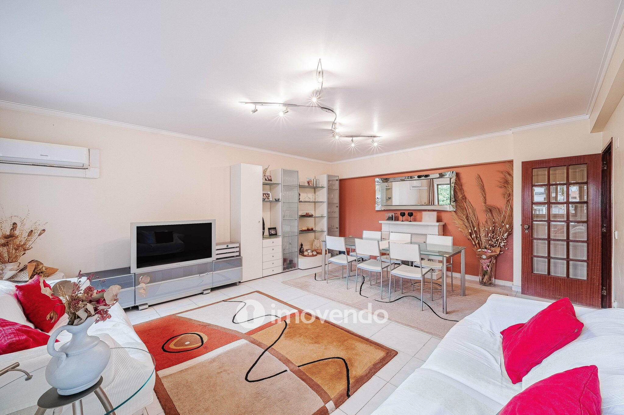 Apartamento T4, com áreas generosas, em Almada