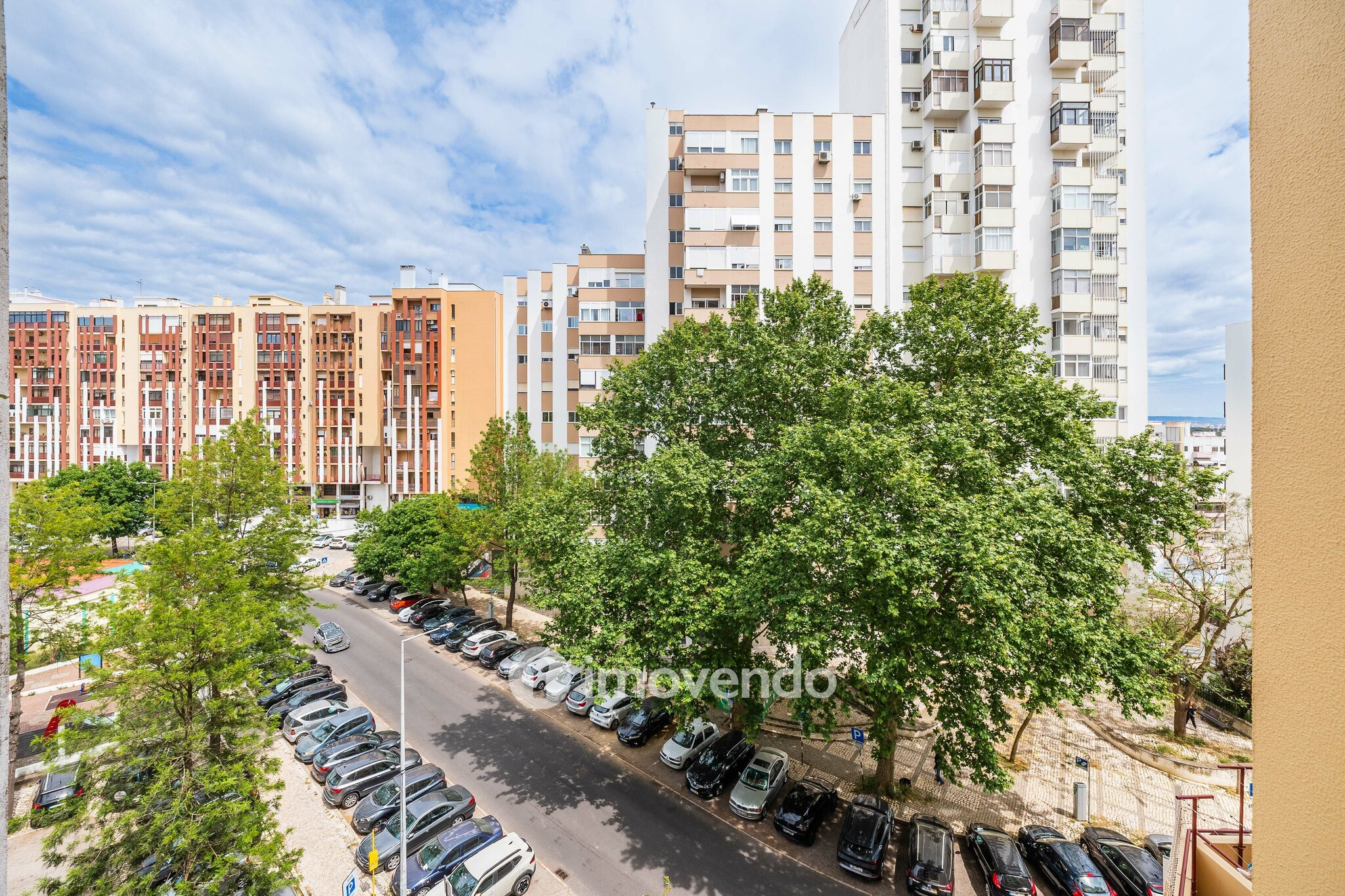 Apartamento T4, com áreas generosas, em Almada