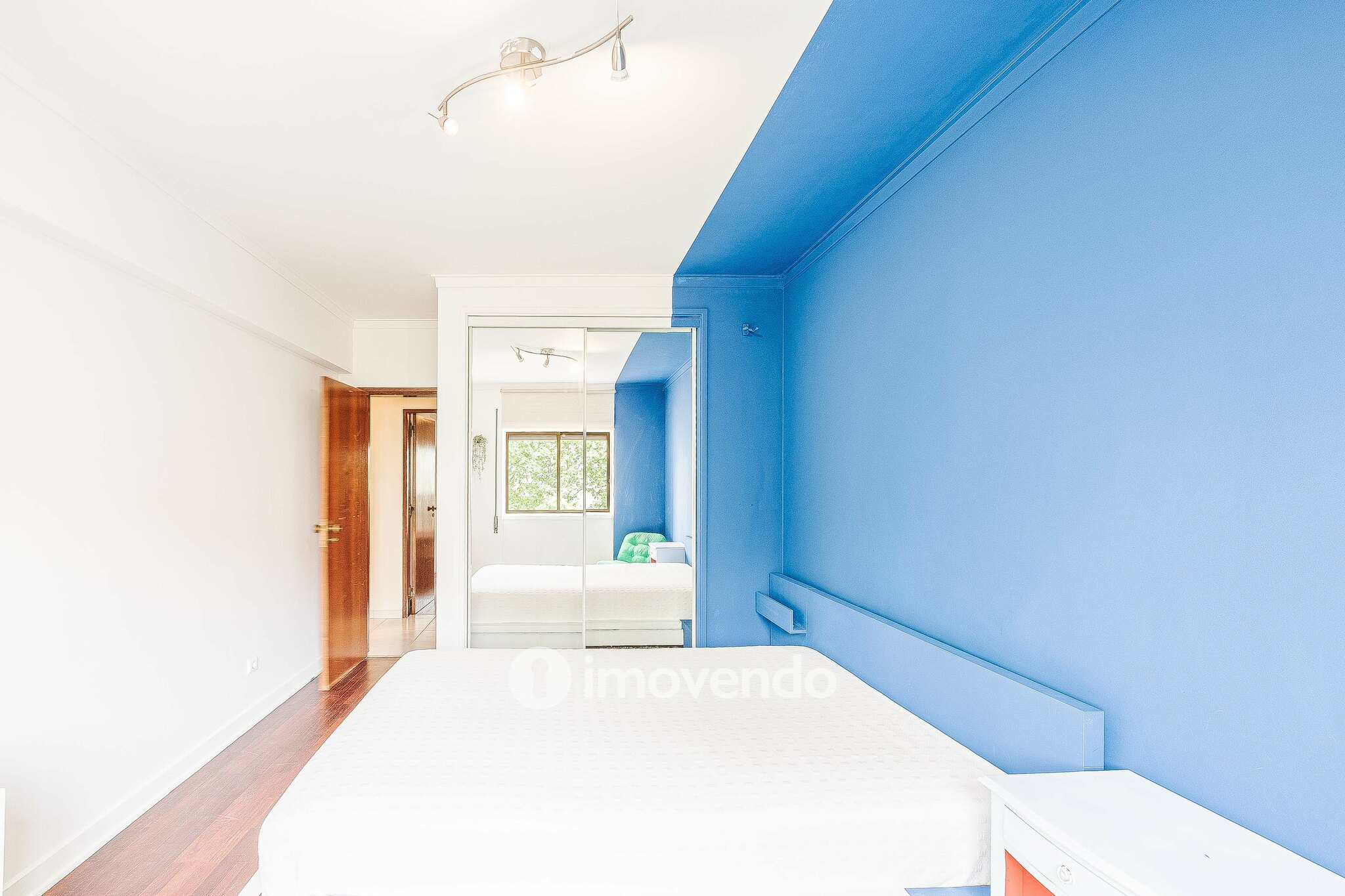 Apartamento T4, com áreas generosas, em Almada