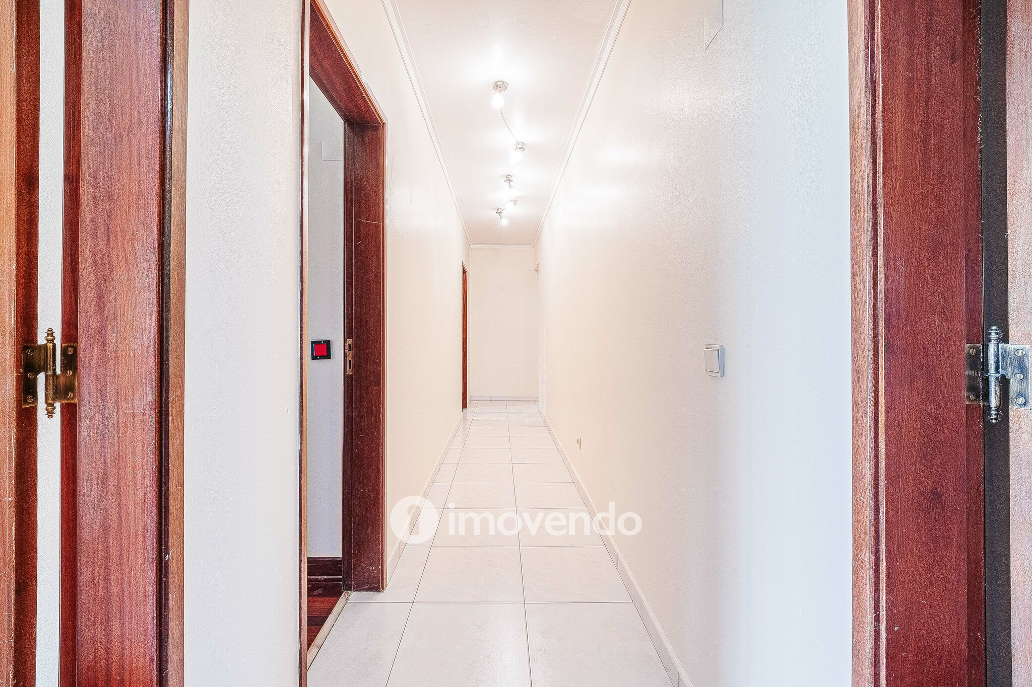Apartamento T4, com áreas generosas, em Almada