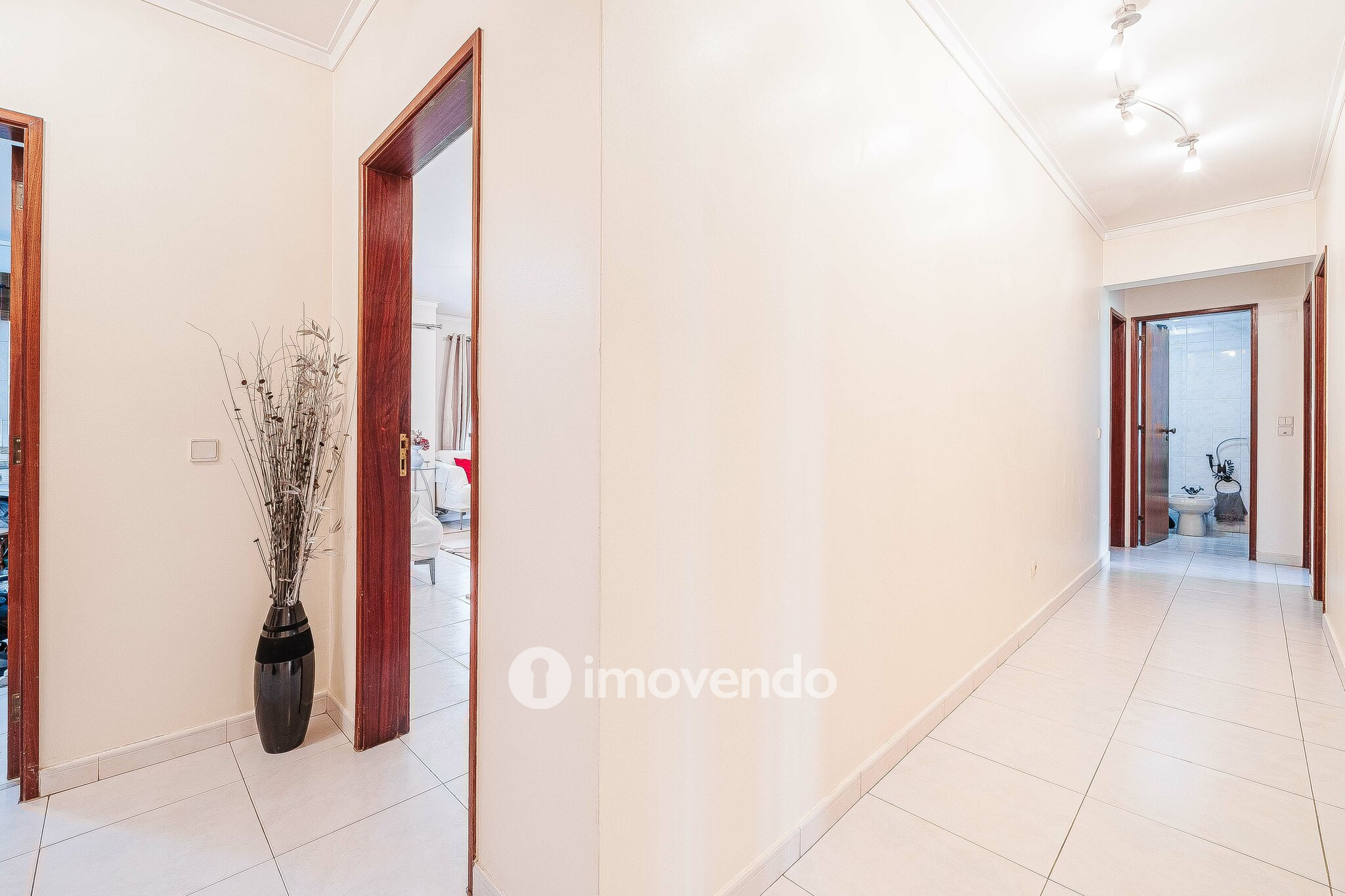 Apartamento T4, com áreas generosas, em Almada