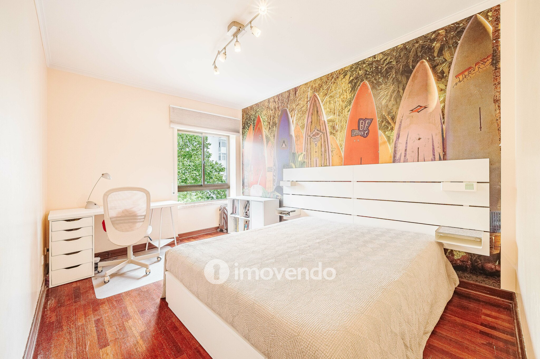 Apartamento T4, com áreas generosas, em Almada