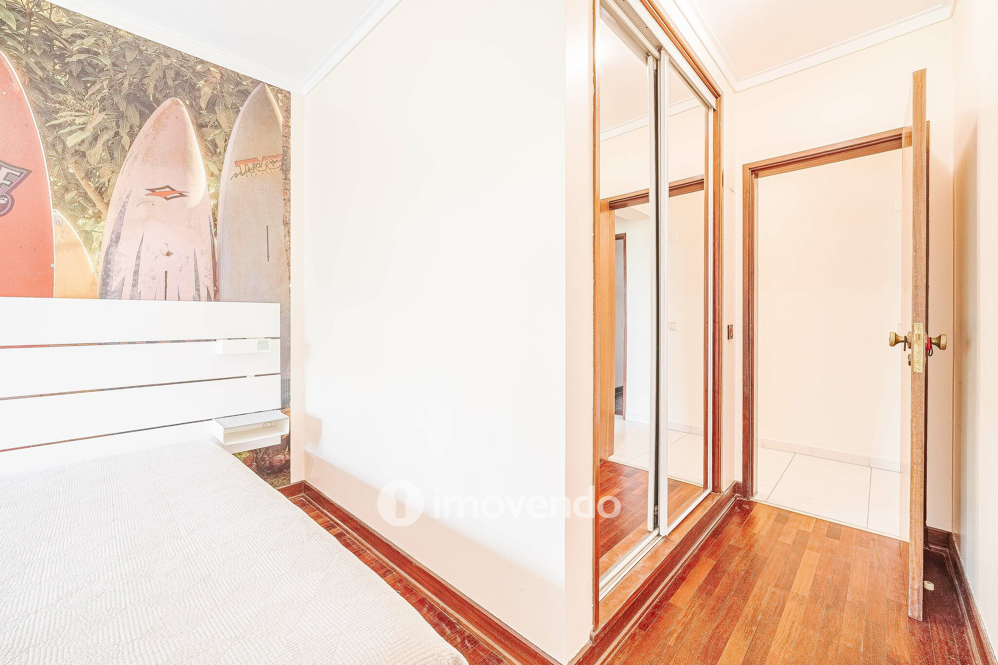 Apartamento T4, com áreas generosas, em Almada
