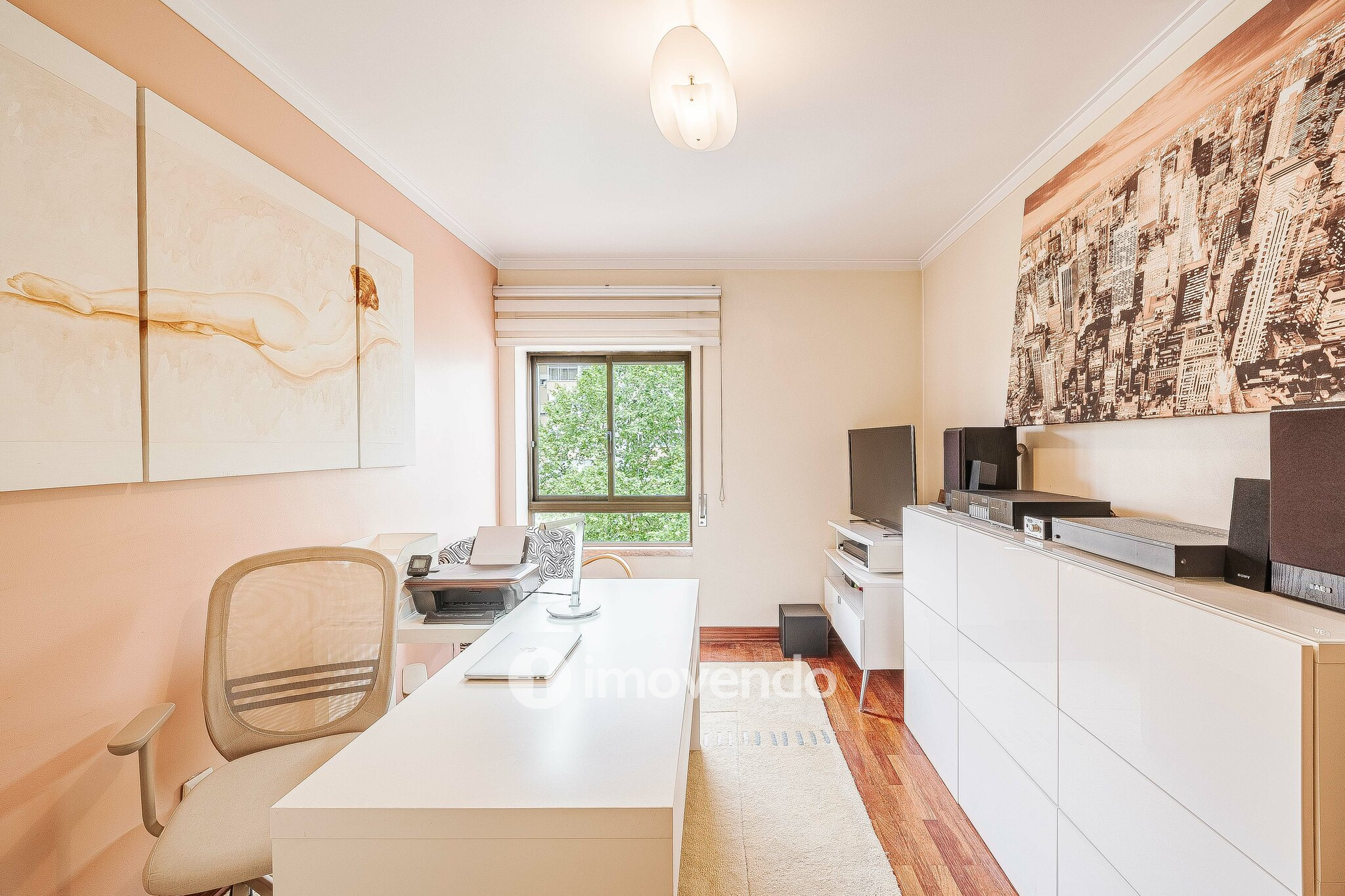 Apartamento T4, com áreas generosas, em Almada