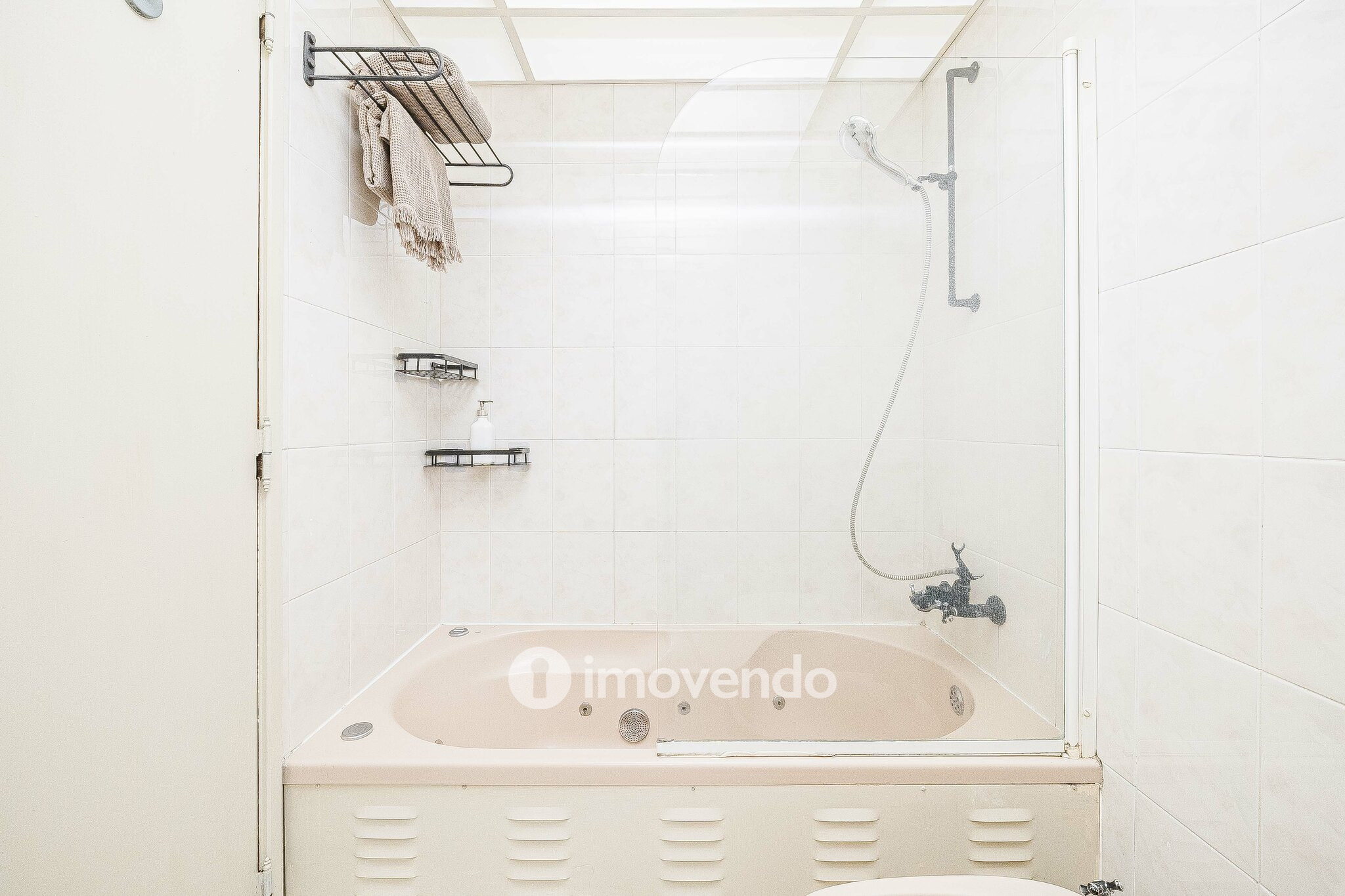 Apartamento T4, com áreas generosas, em Almada