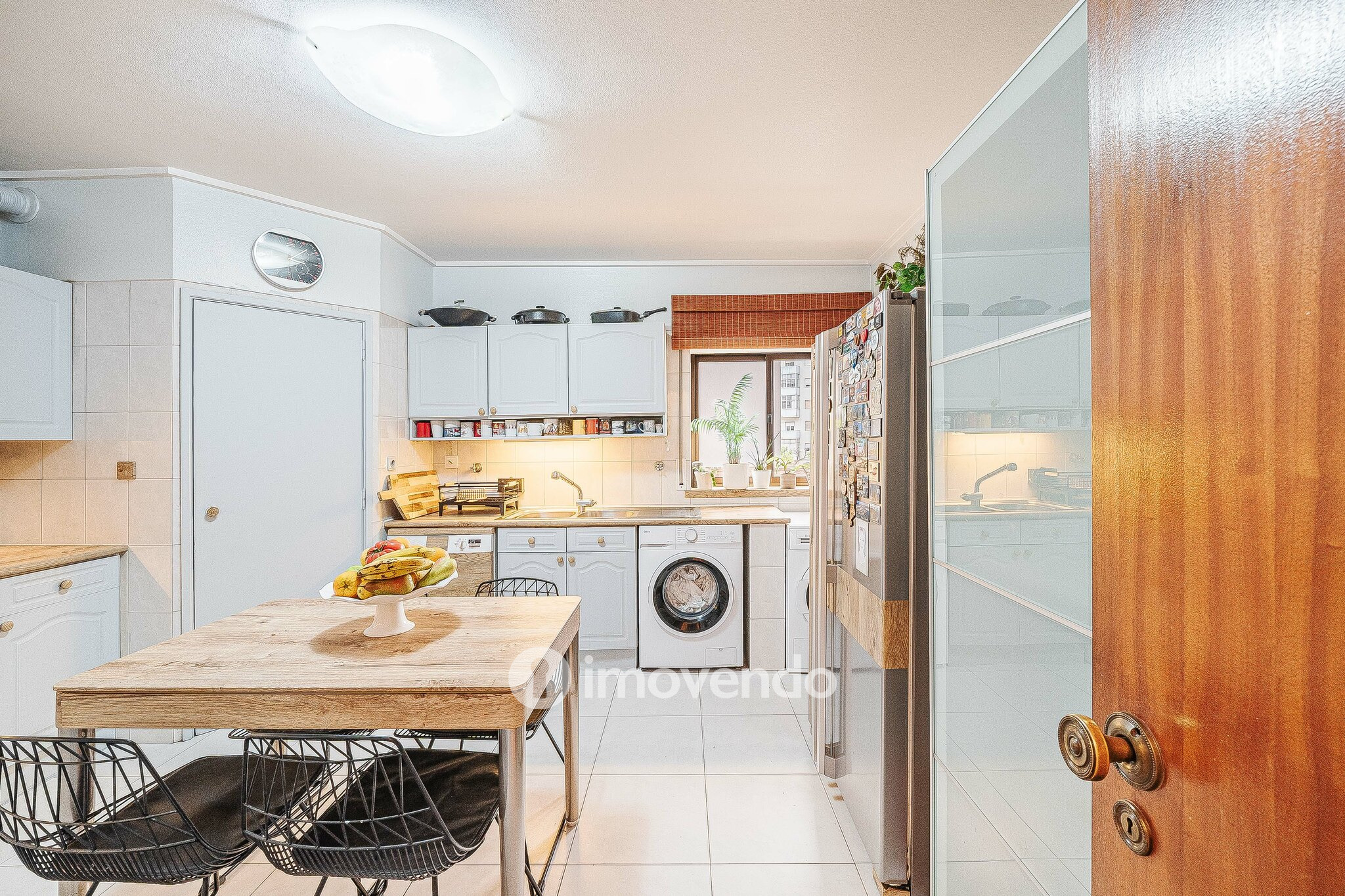 Apartamento T4, com áreas generosas, em Almada