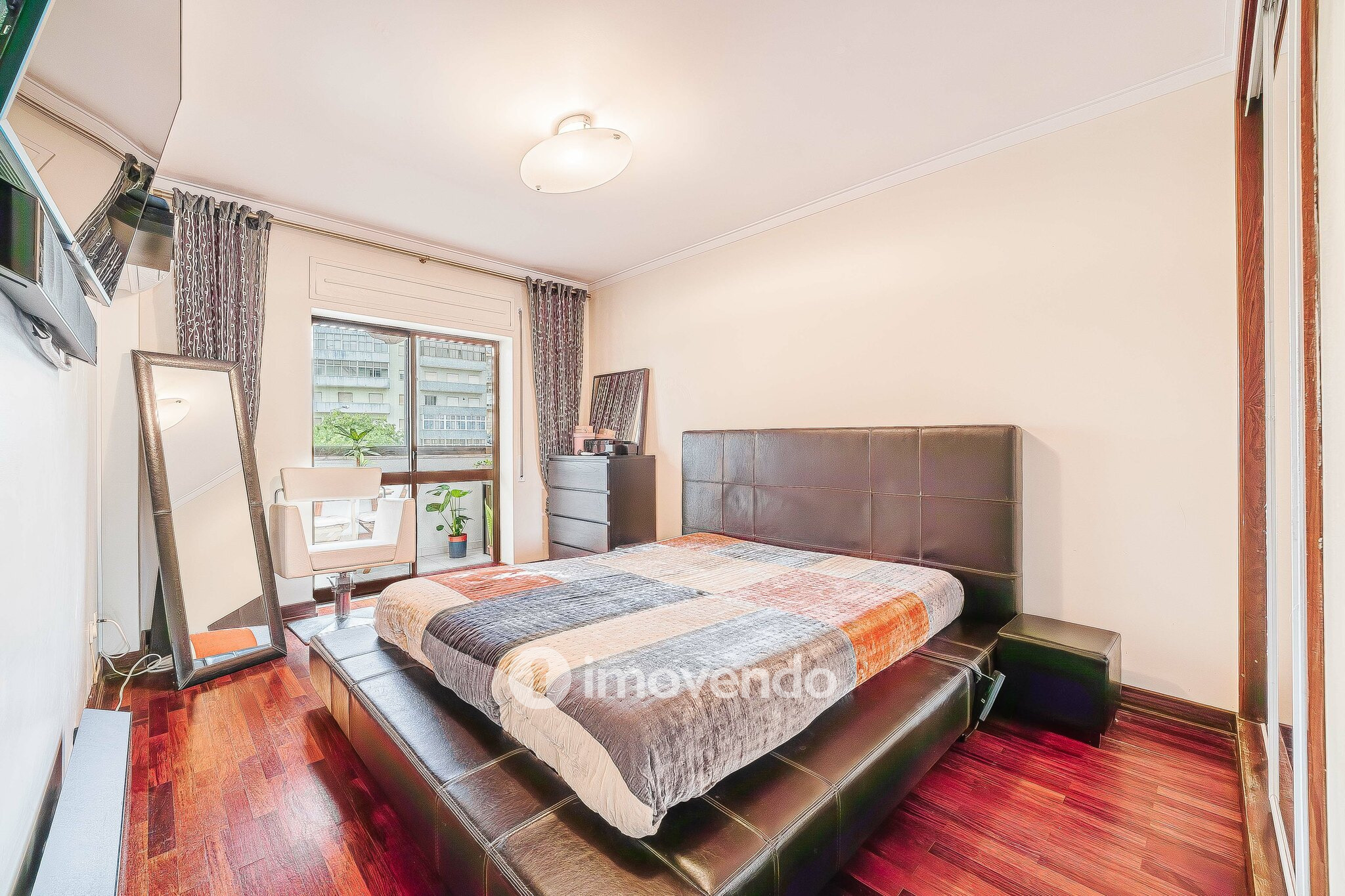 Apartamento T4, com áreas generosas, em Almada