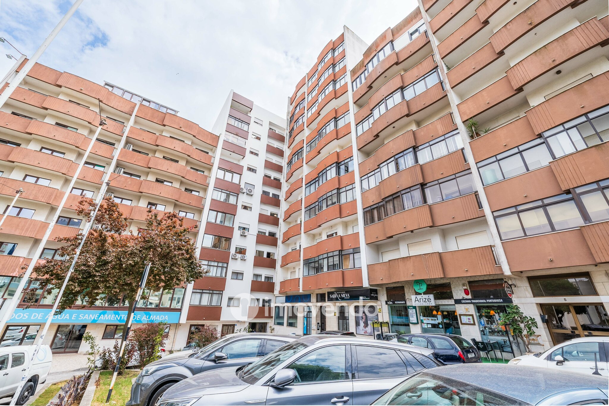 Apartamento T4, com áreas generosas, em Almada