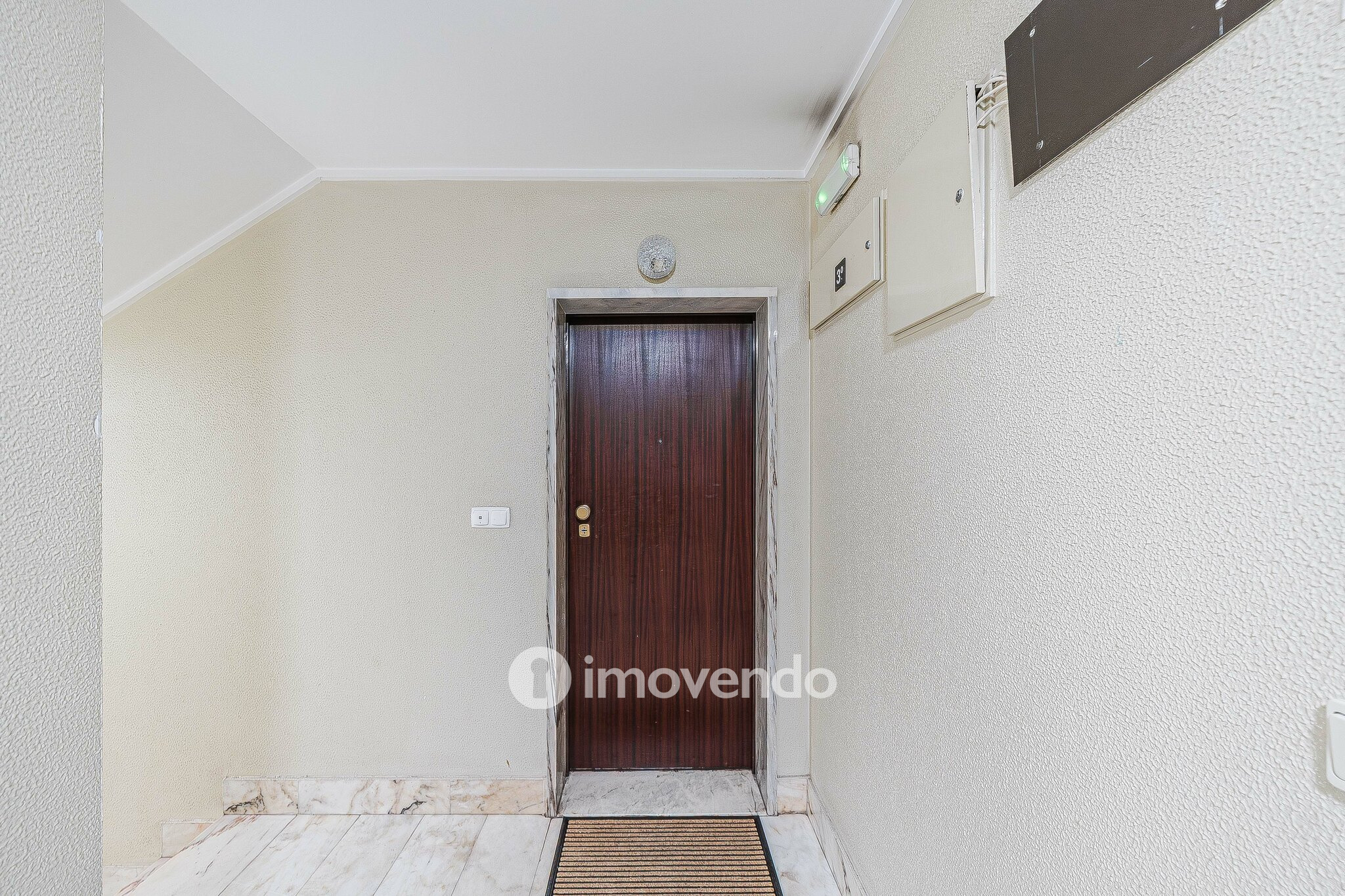 Apartamento T4, com áreas generosas, em Almada