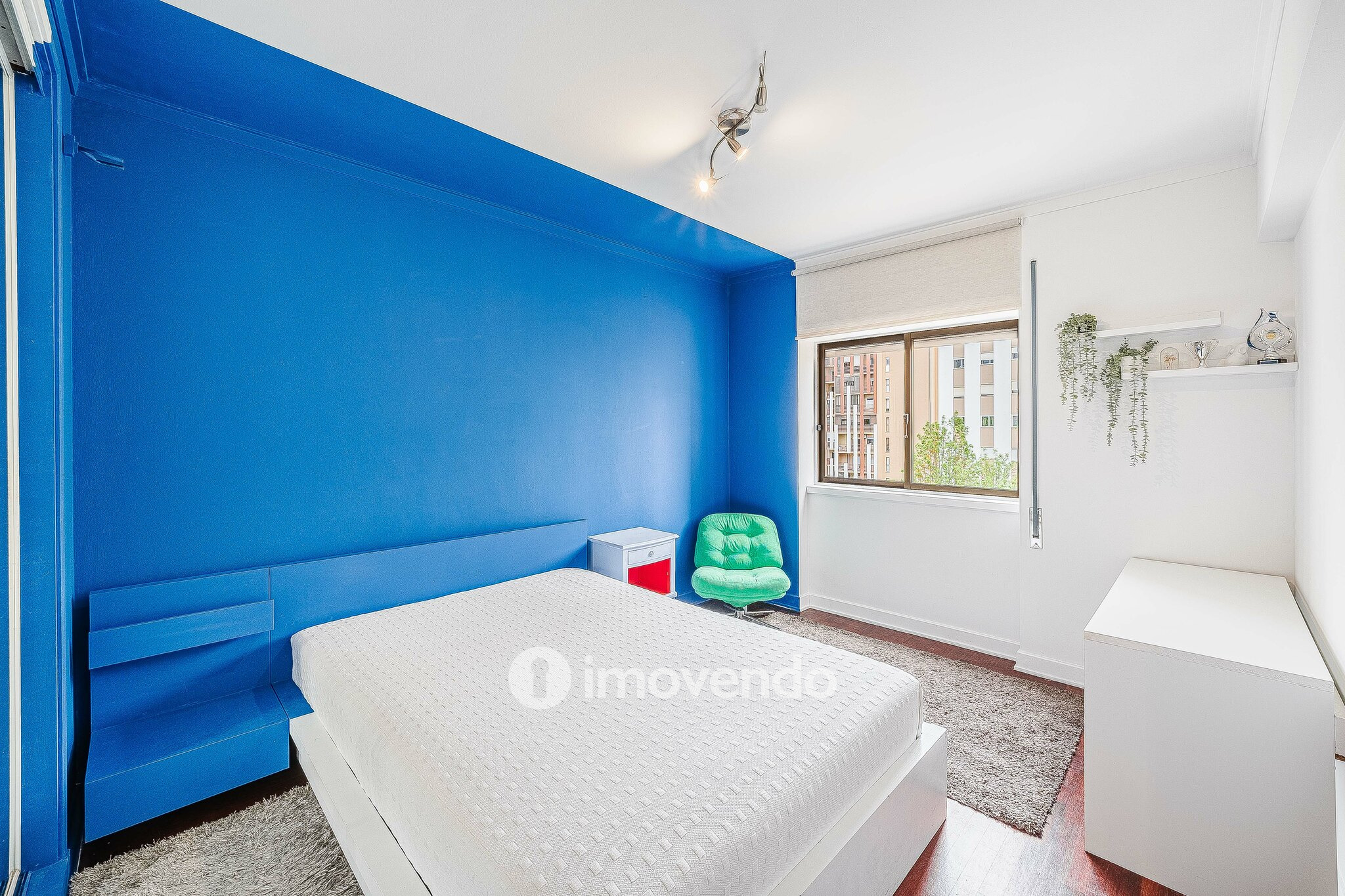 Apartamento T4, com áreas generosas, em Almada