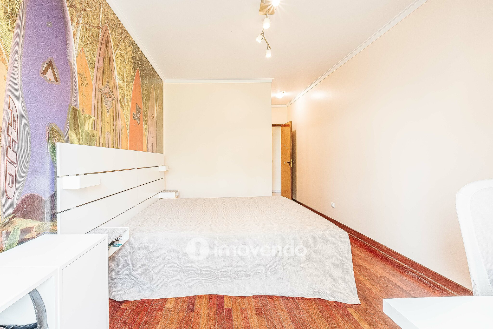 Apartamento T4, com áreas generosas, em Almada
