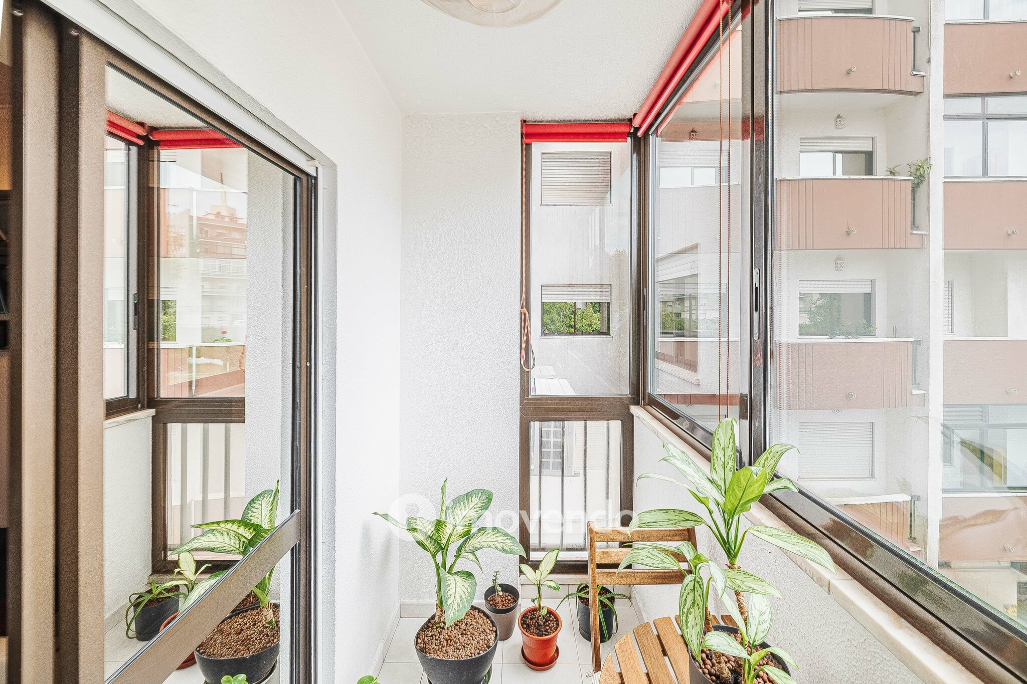 Apartamento T4, com áreas generosas, em Almada