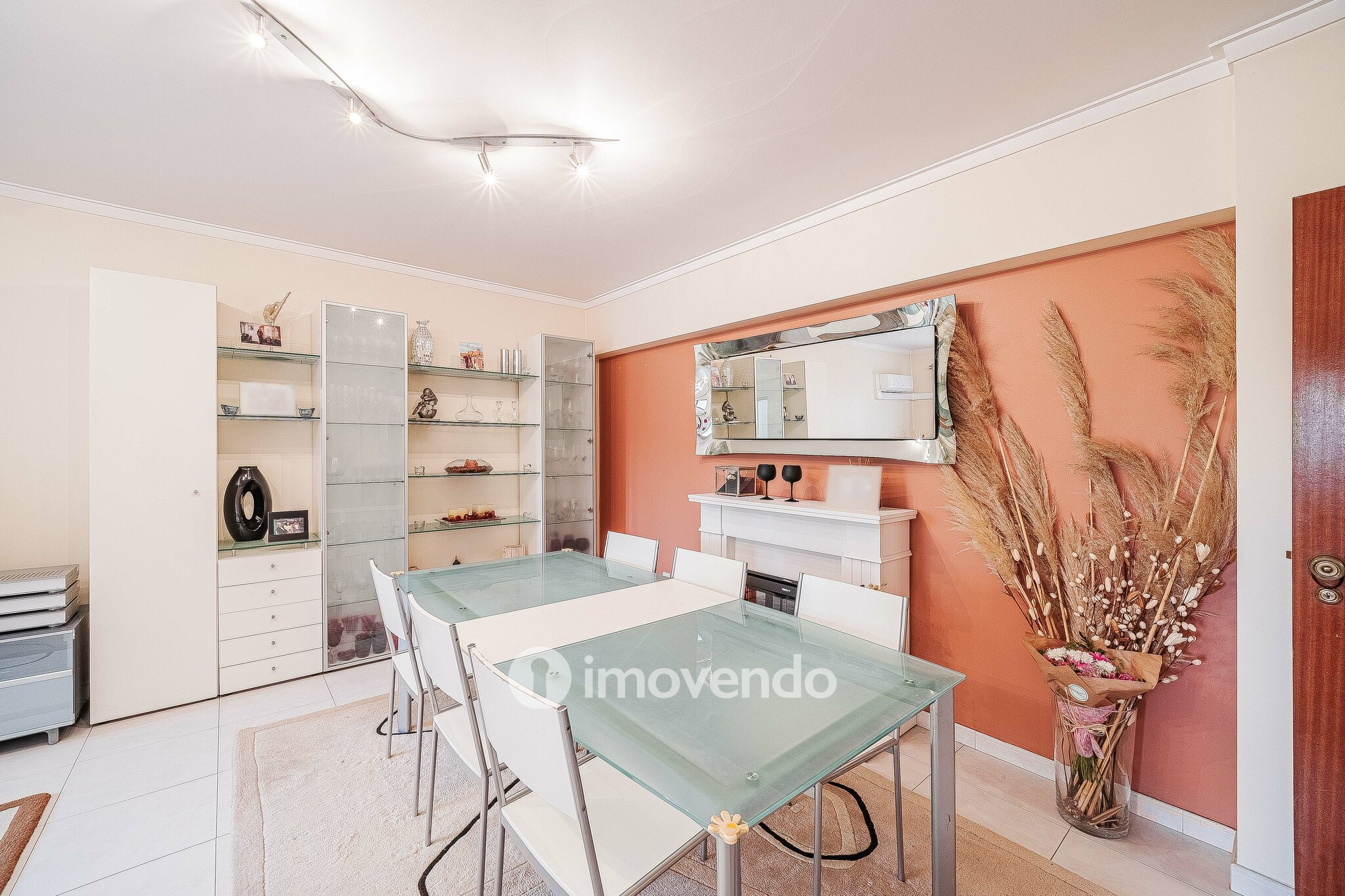 Apartamento T4, com áreas generosas, em Almada