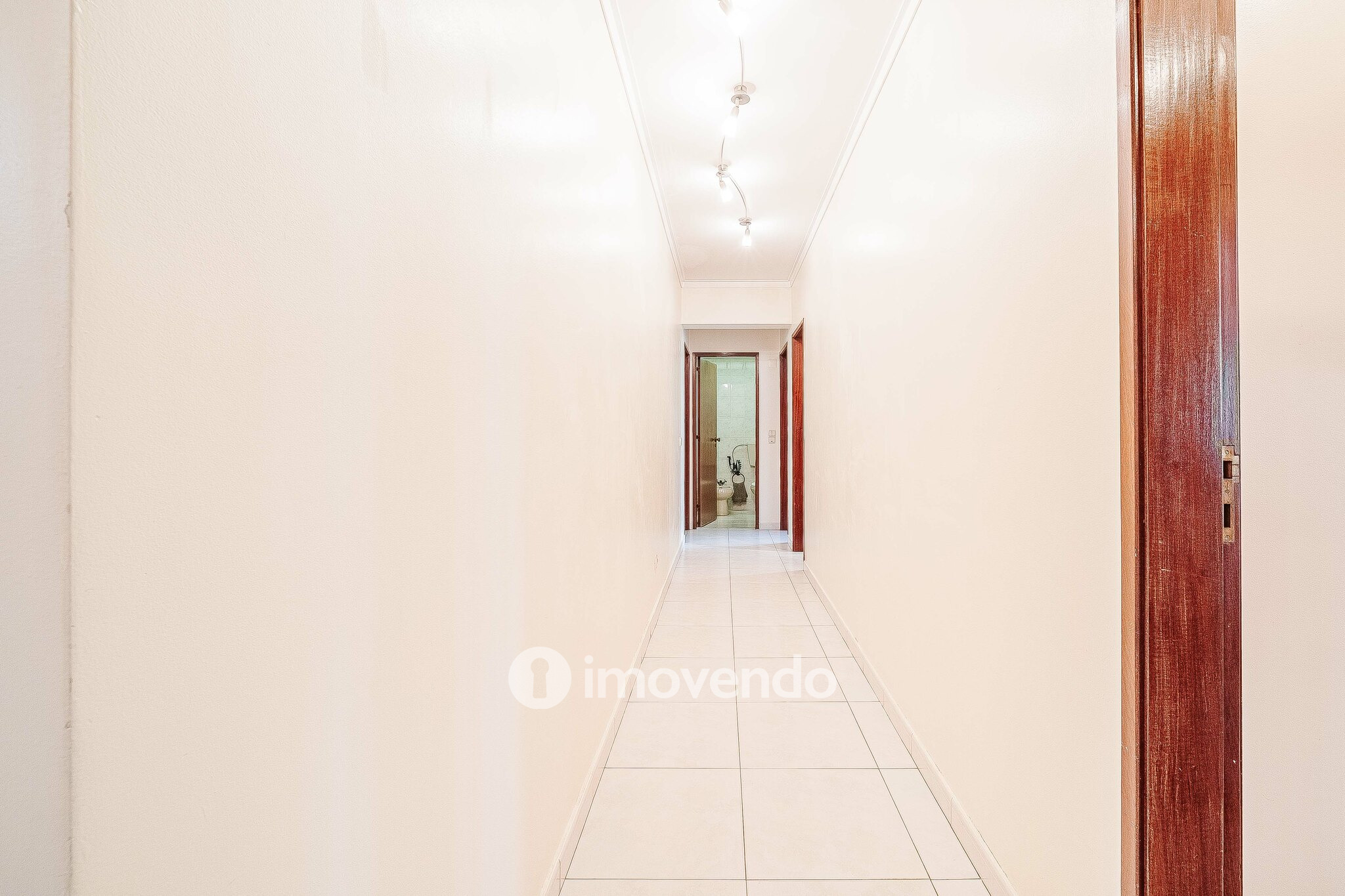 Apartamento T4, com áreas generosas, em Almada