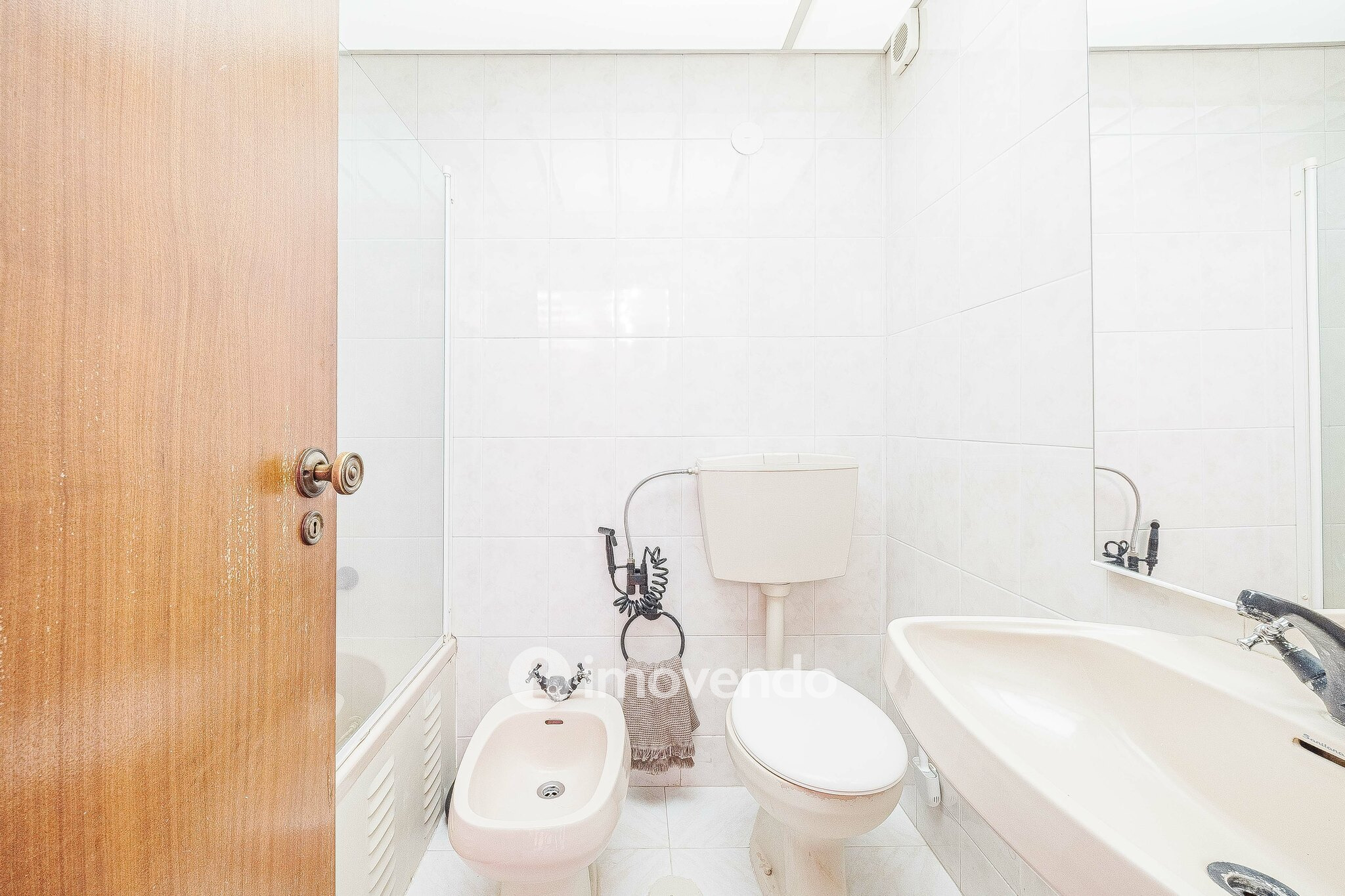 Apartamento T4, com áreas generosas, em Almada