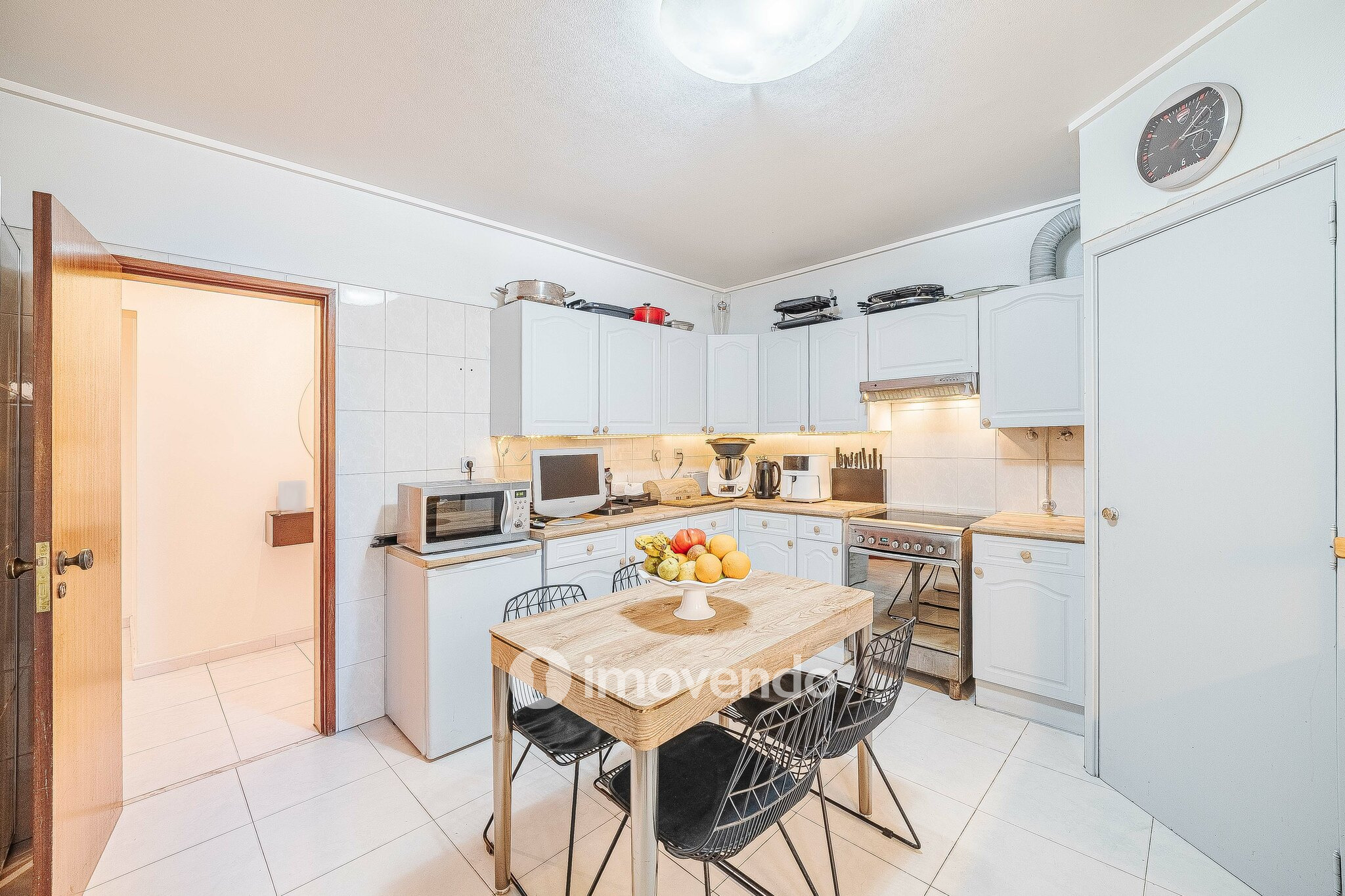 Apartamento T4, com áreas generosas, em Almada
