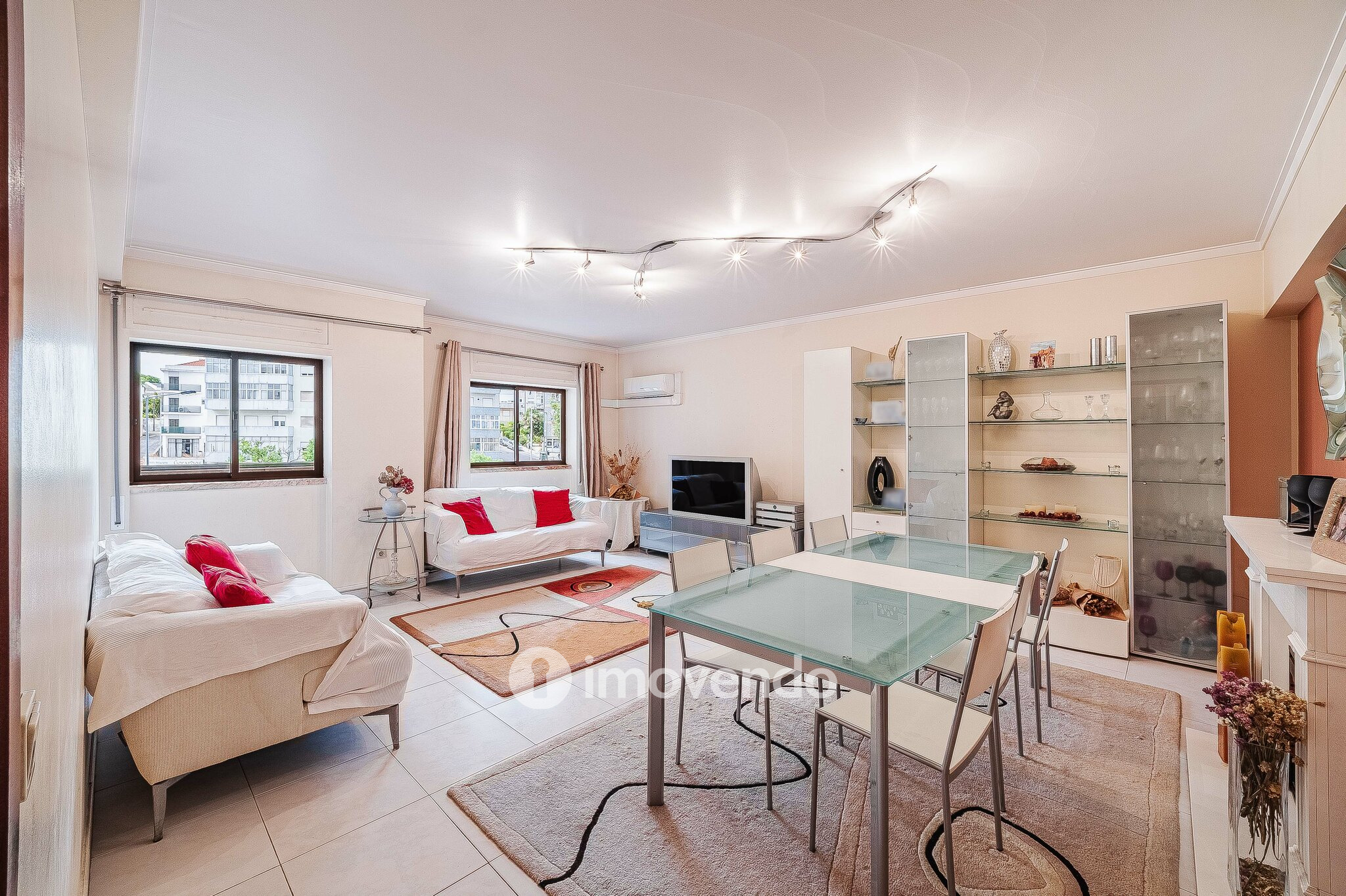 Apartamento T4, com áreas generosas, em Almada