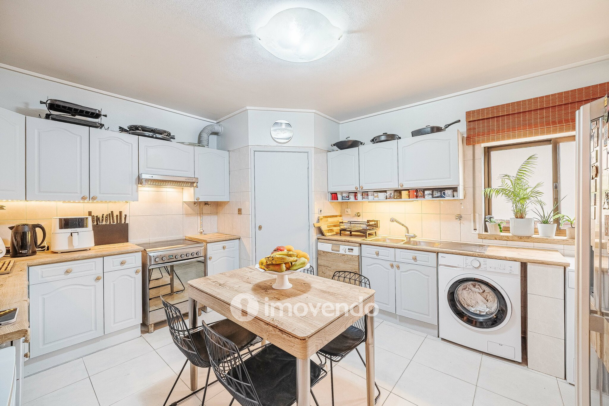 Apartamento T4, com áreas generosas, em Almada