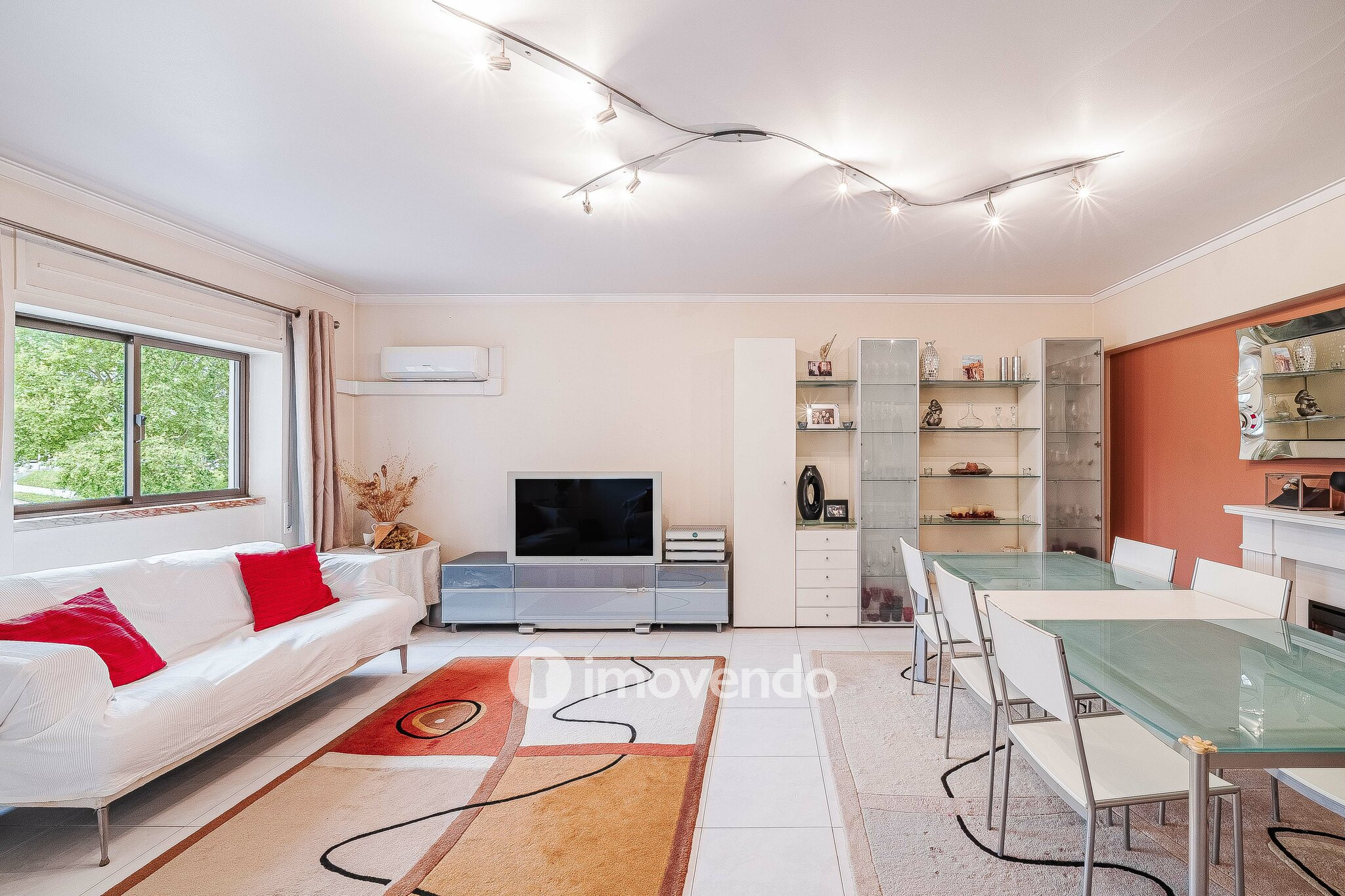 Apartamento T4, com áreas generosas, em Almada
