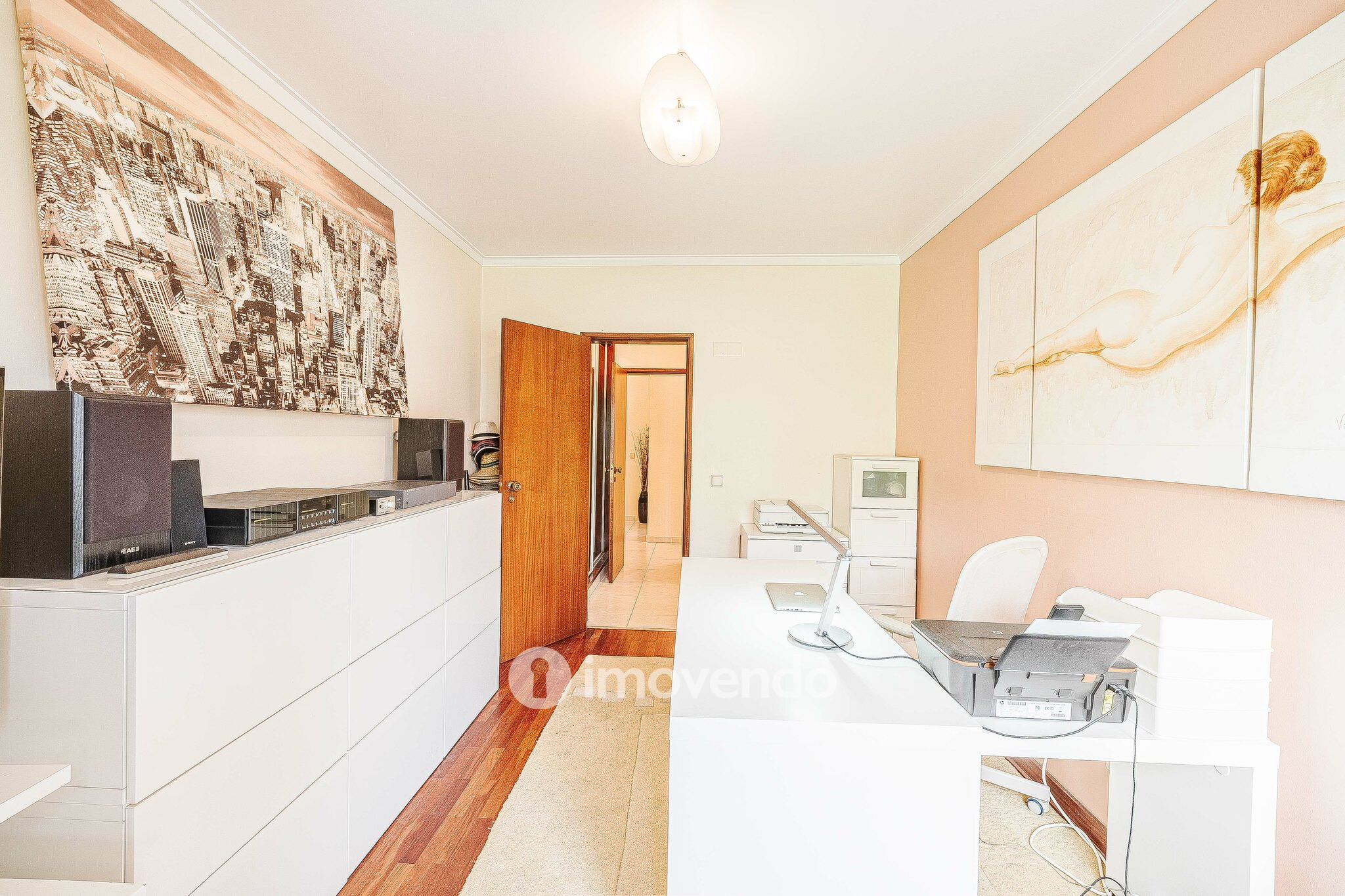 Apartamento T4, com áreas generosas, em Almada