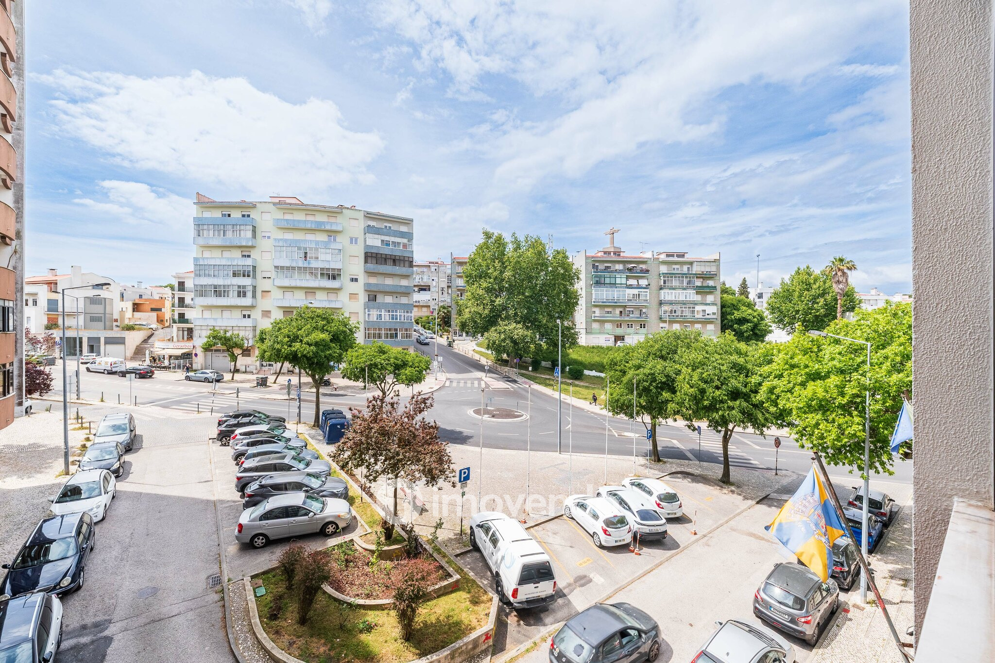 Apartamento T4, com áreas generosas, em Almada