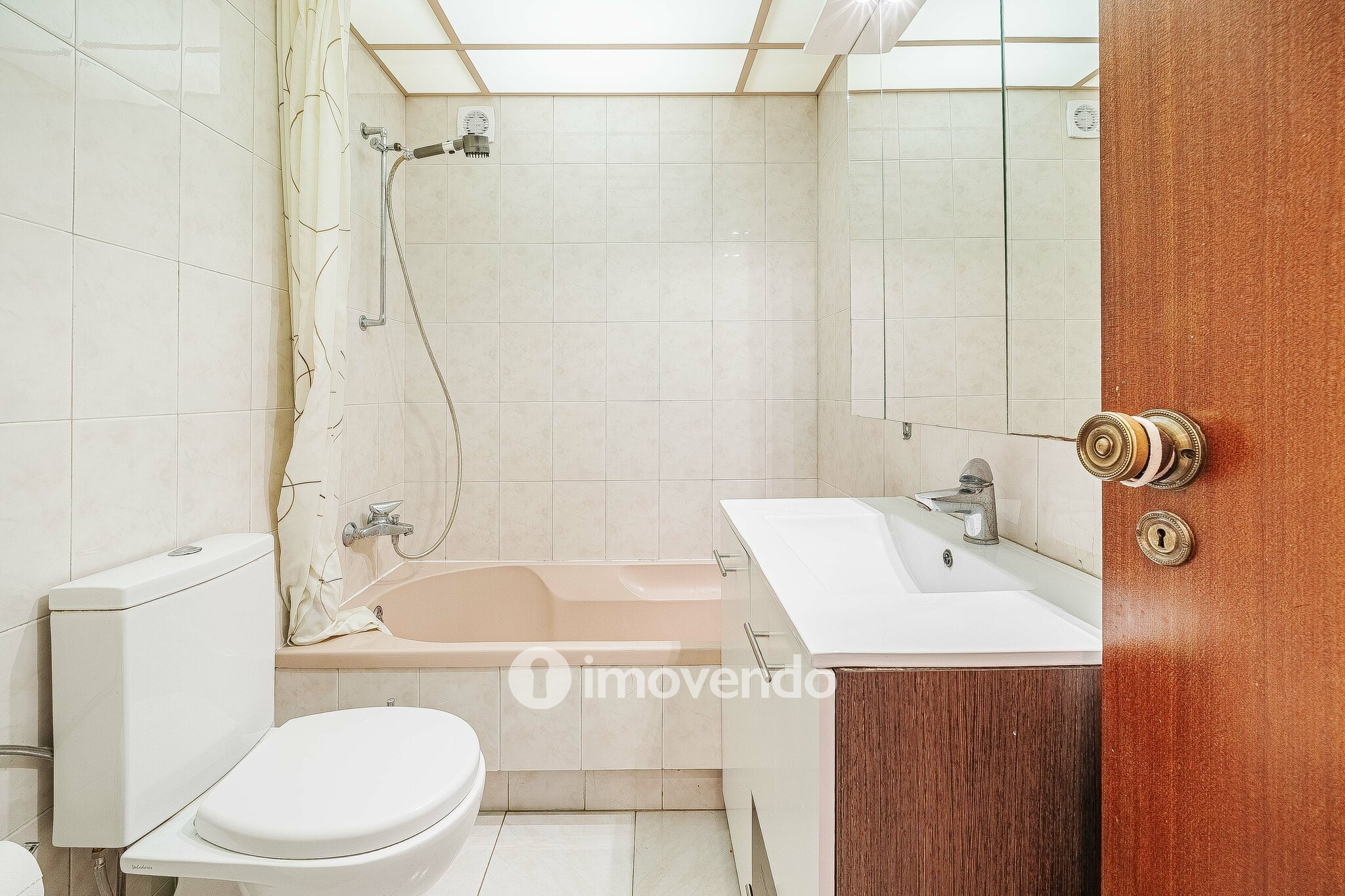 Apartamento T4, com áreas generosas, em Almada
