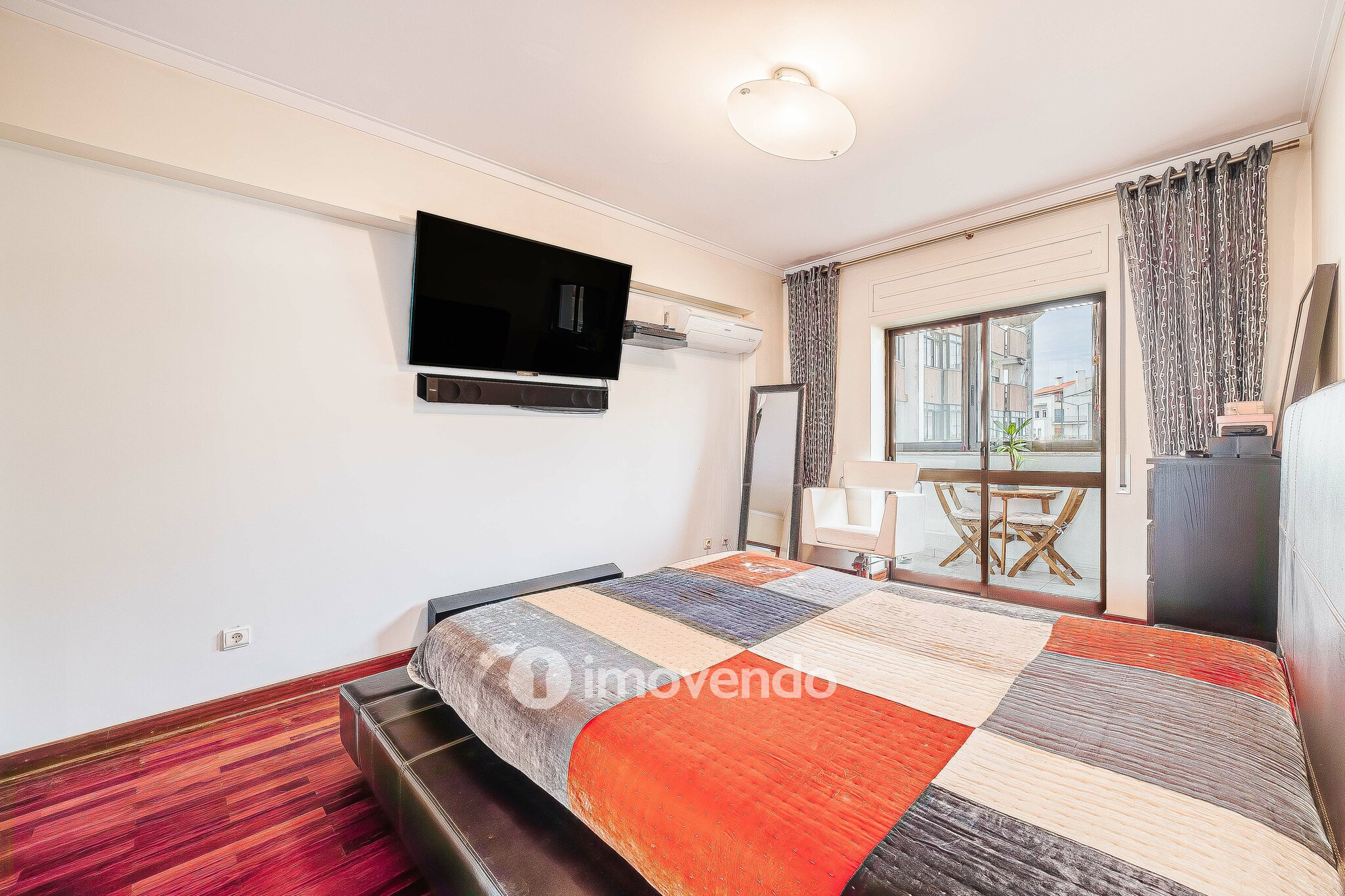 Apartamento T4, com áreas generosas, em Almada