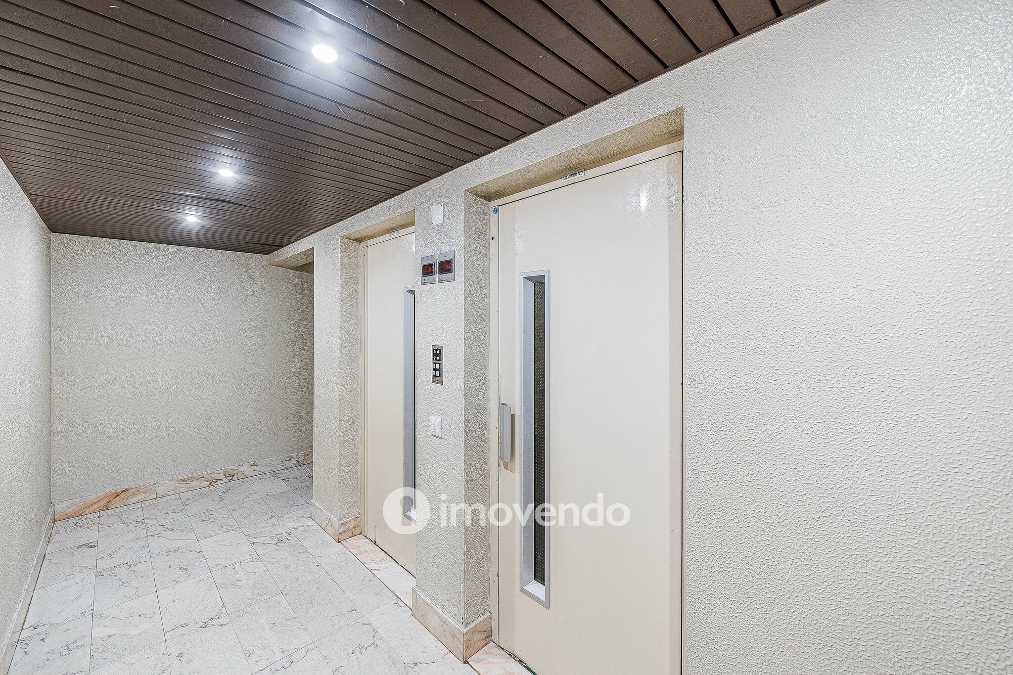 Apartamento T4, com áreas generosas, em Almada