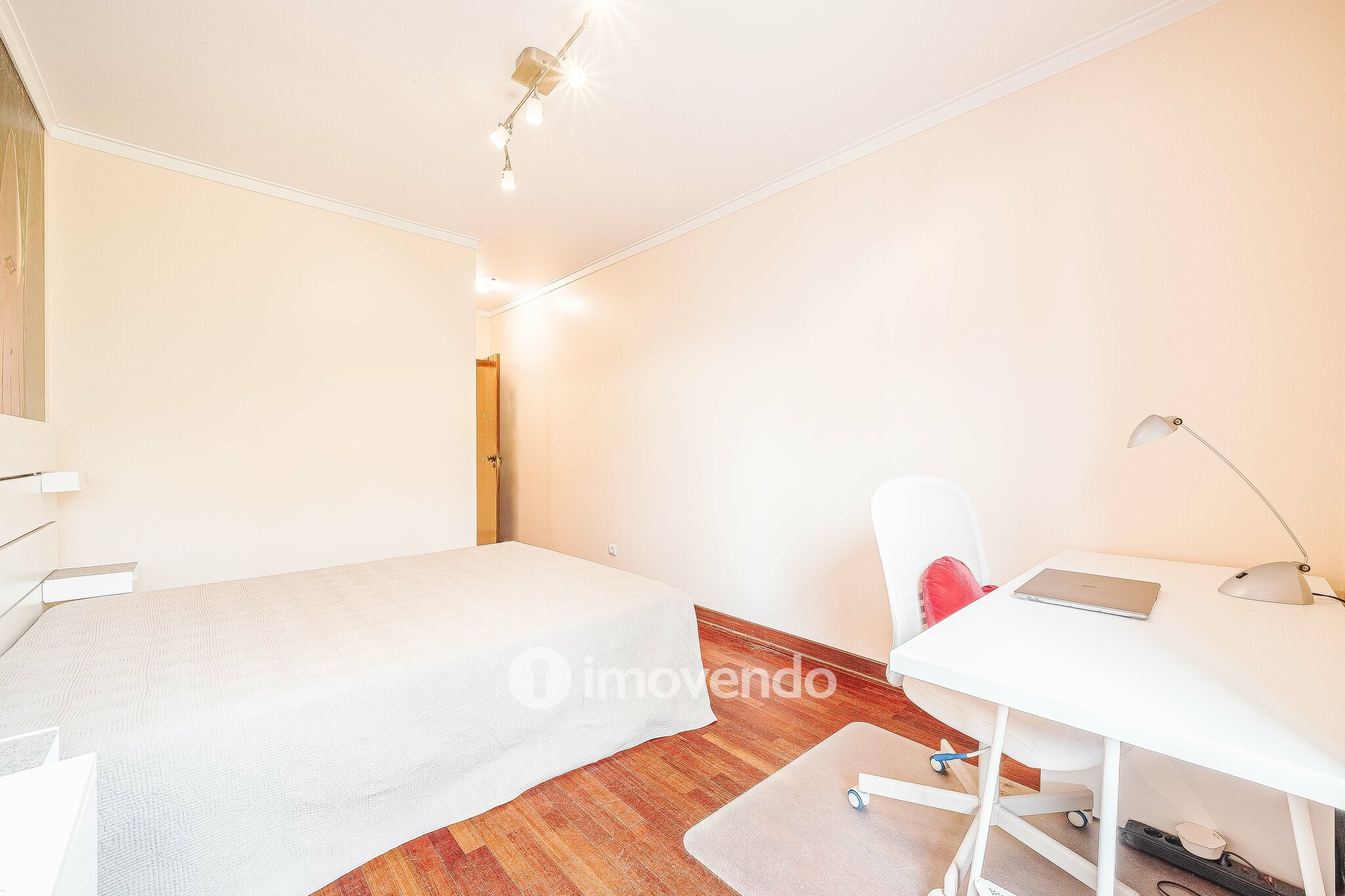 Apartamento T4, com áreas generosas, em Almada