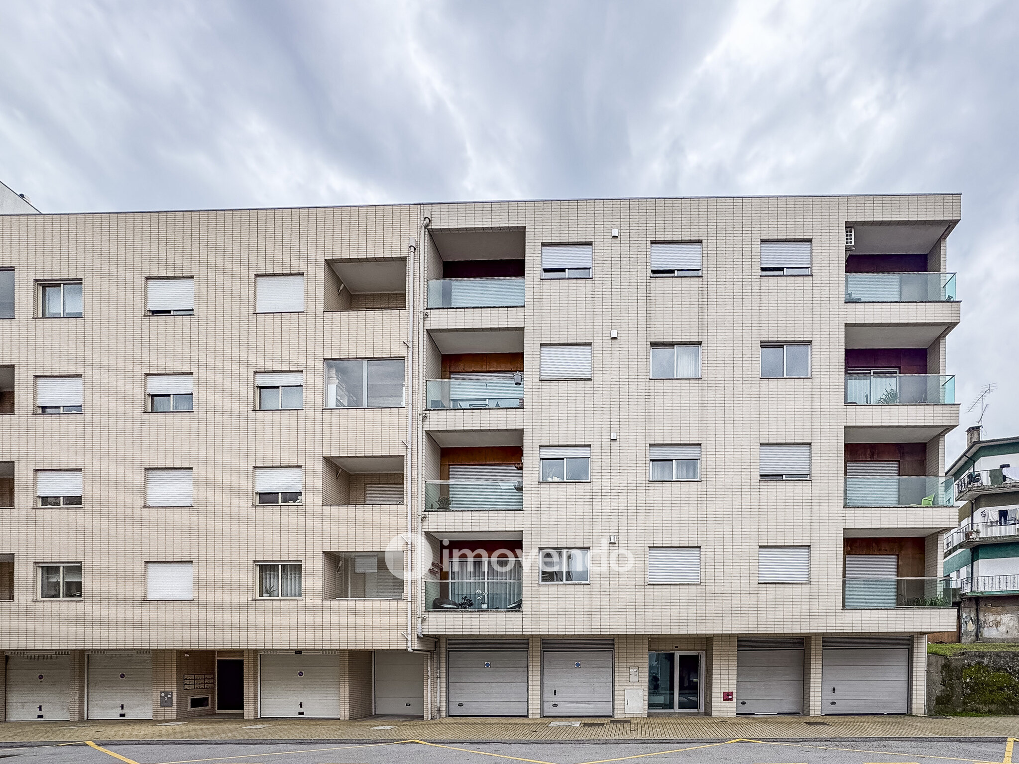 Apartamento T3 com garagem e áreas amplas, em Braga