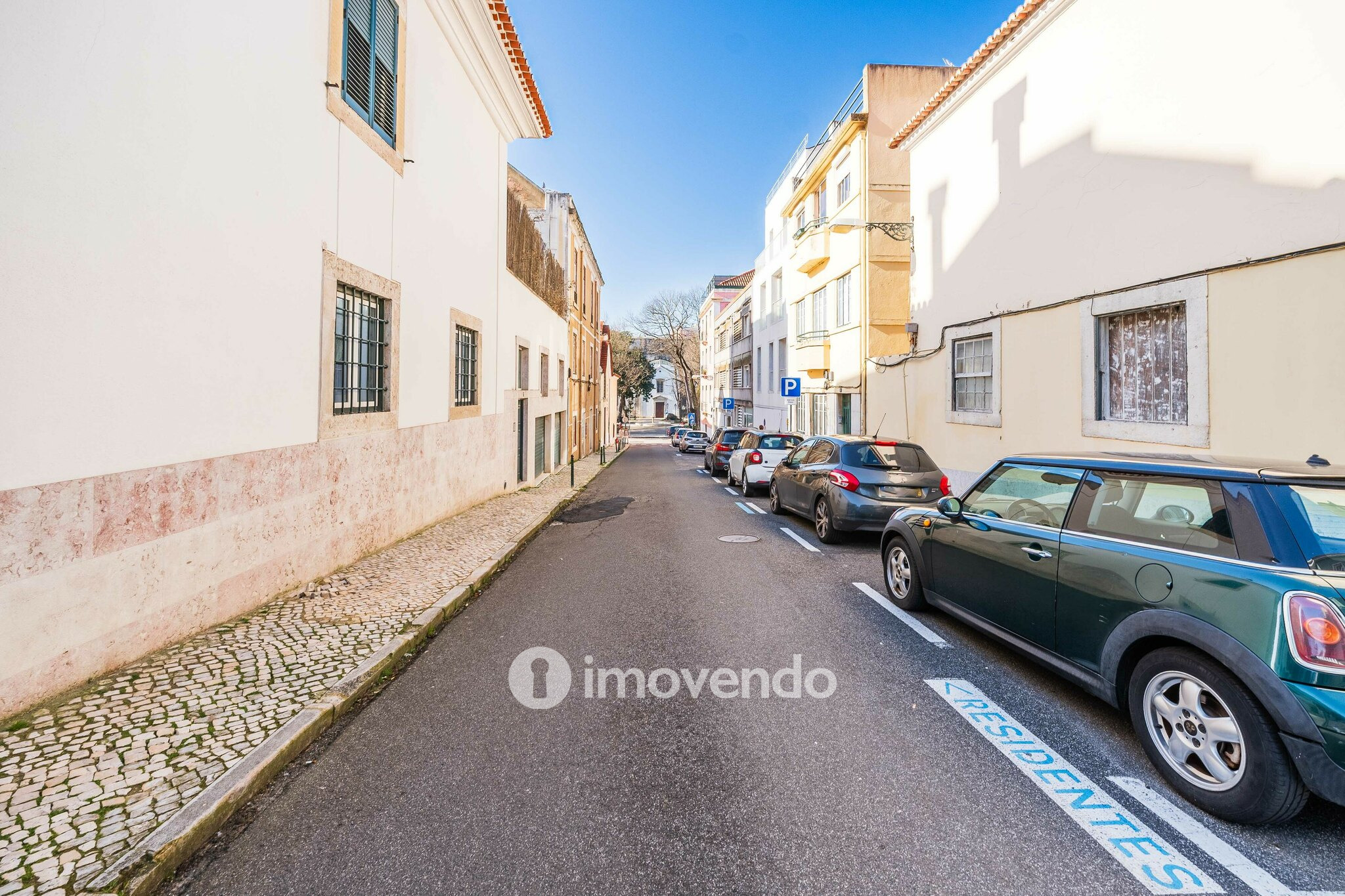 Apartamento T2 com cozinha equipada e mobilado, nas Amoreiras