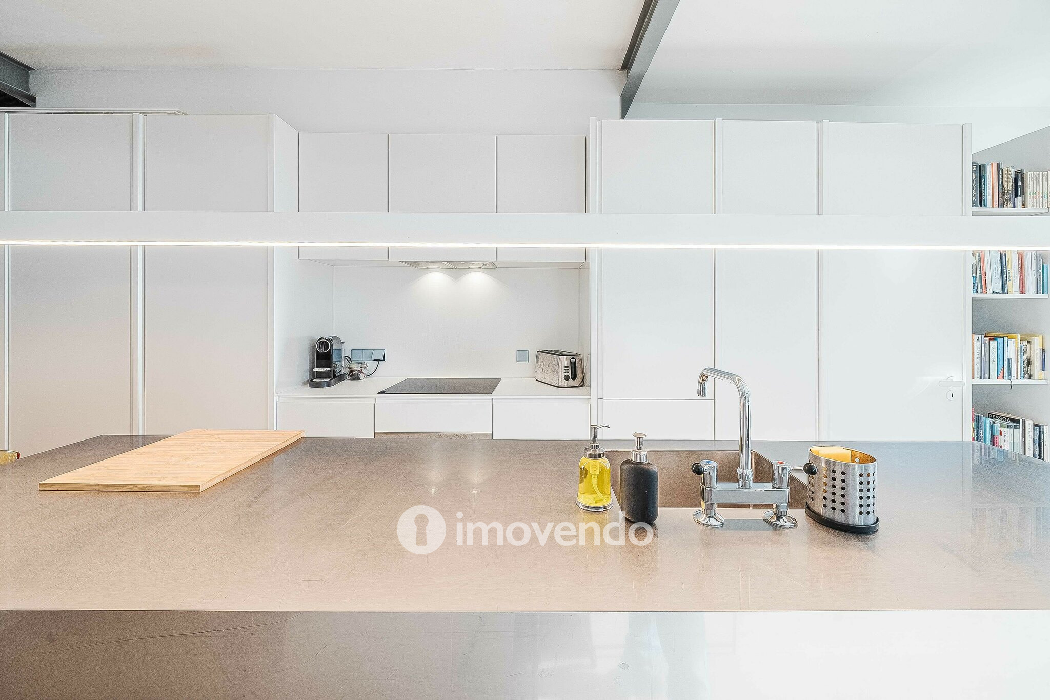 Apartamento T2 com cozinha equipada e mobilado, nas Amoreiras