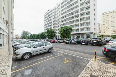 Apartamento T3 com garagem, perto dos acessos ao centro, em Sacavém