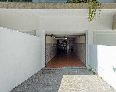 Andar de moradia T3, com garagem para duas viaturas, em Nogueira, Maia