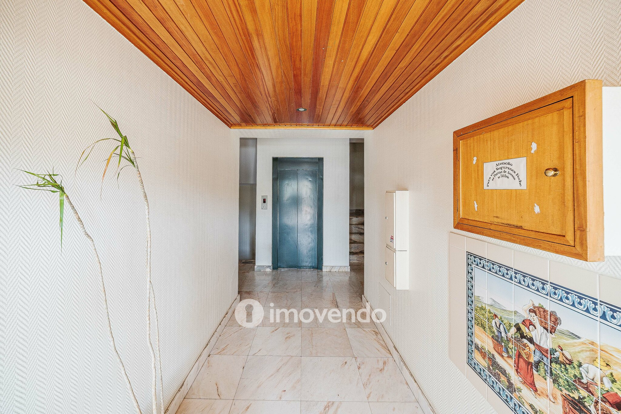 Apartamento T3 Duplex, com estacionamento, no Condomínio do Loural