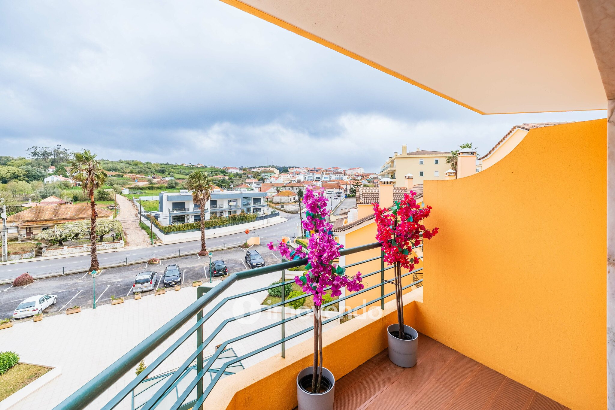 Apartamento T3 Duplex, com estacionamento, no Condomínio do Loural