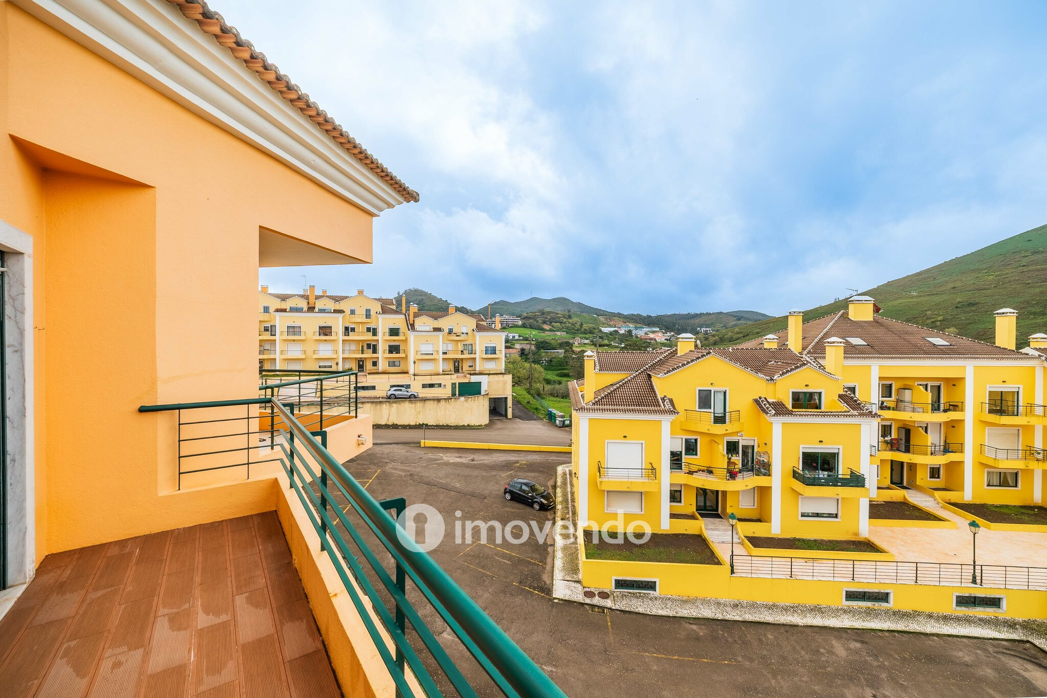 Apartamento T3 Duplex, com estacionamento, no Condomínio do Loural