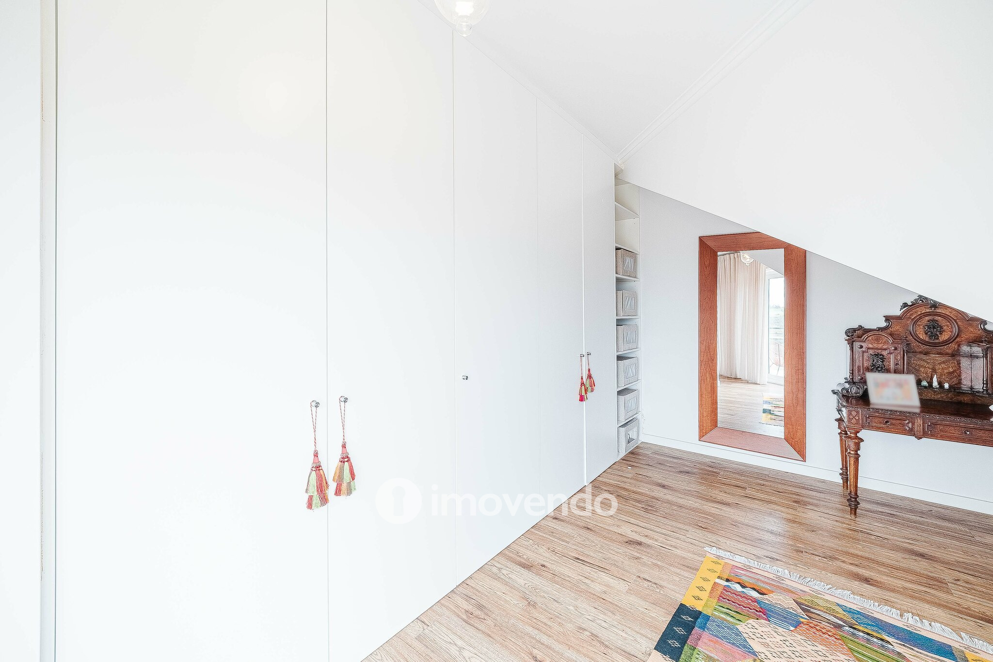 Apartamento T3 Duplex, com estacionamento, no Condomínio do Loural