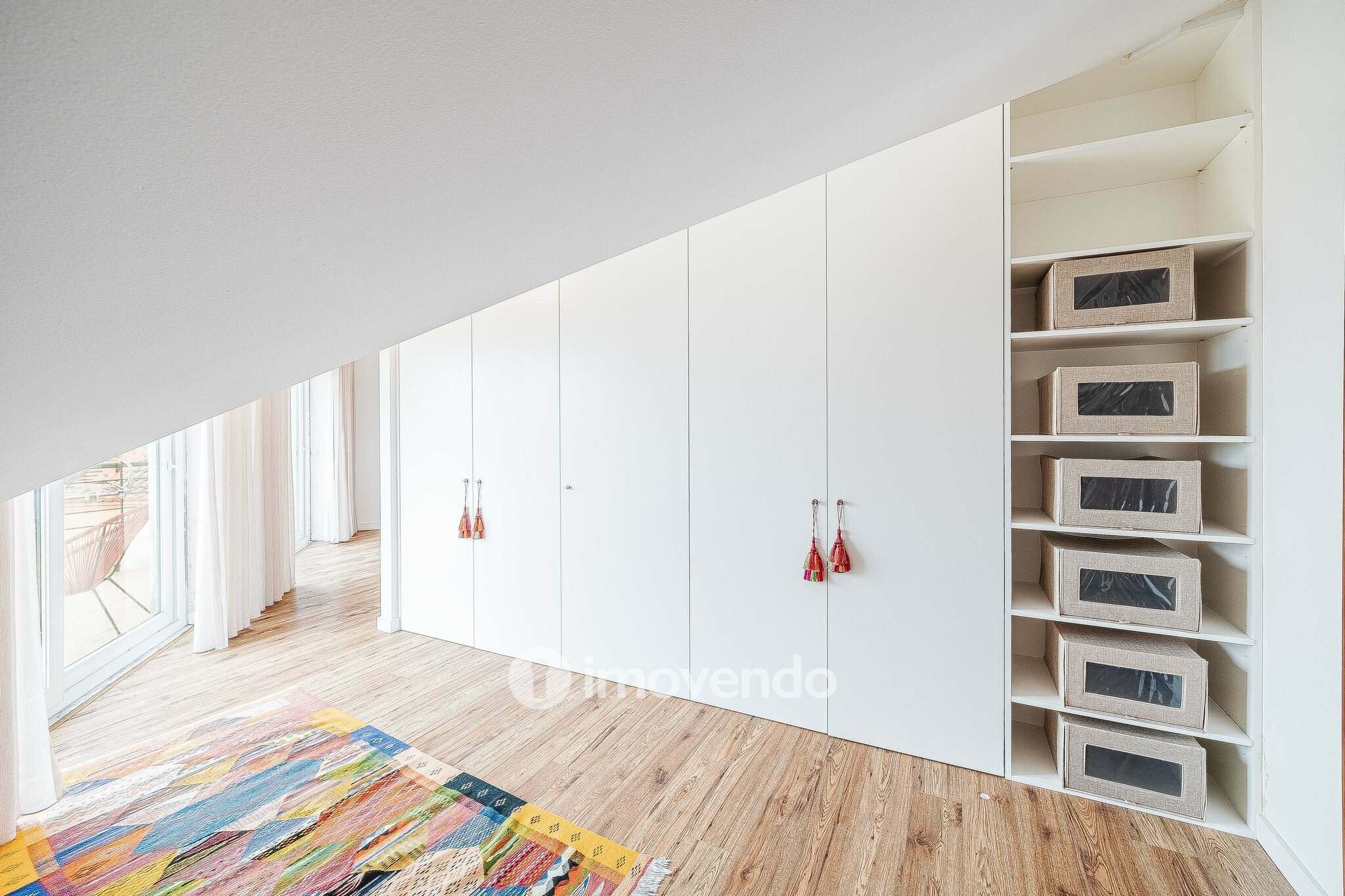 Apartamento T3 Duplex, com estacionamento, no Condomínio do Loural