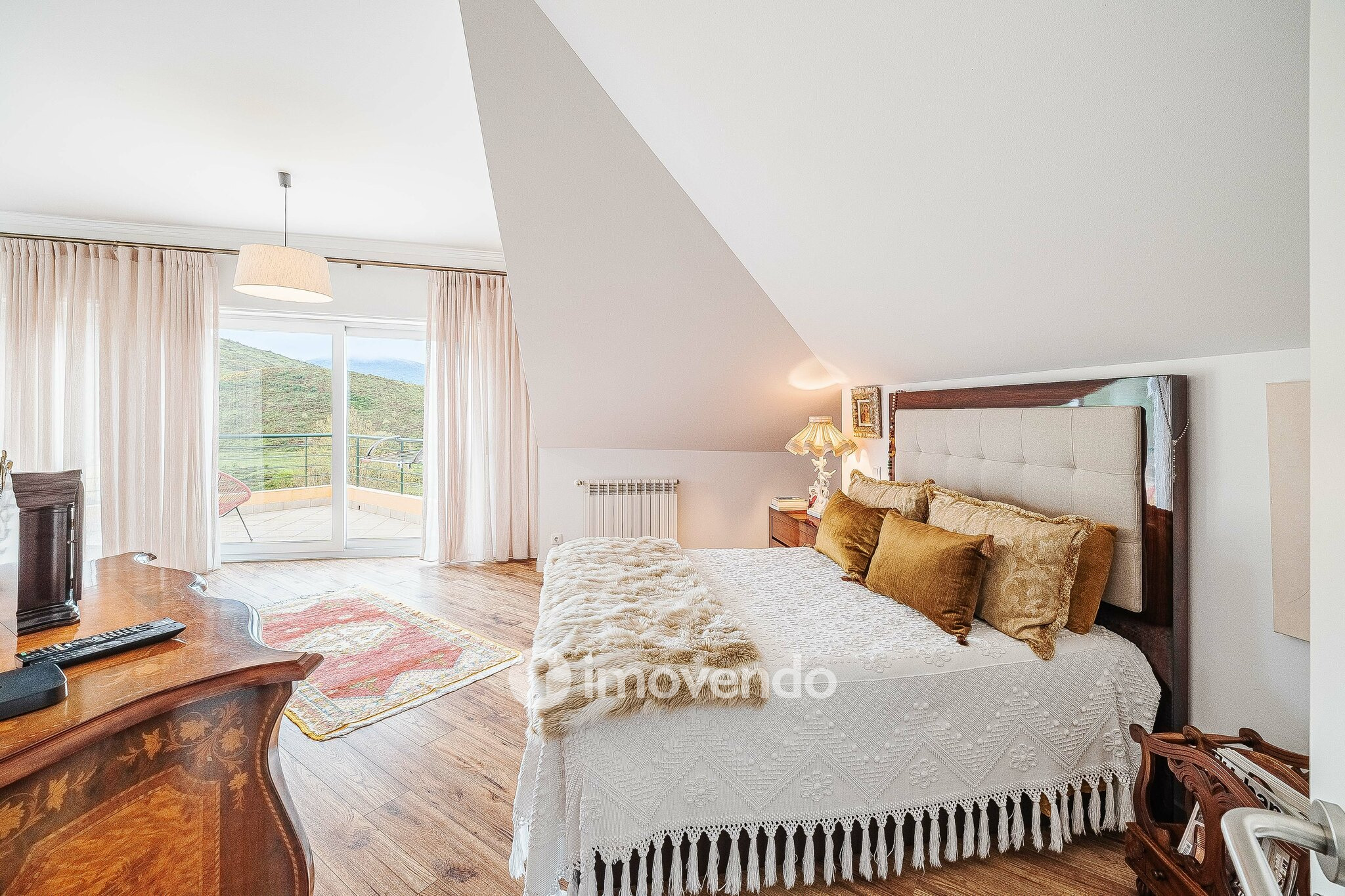 Apartamento T3 Duplex, com estacionamento, no Condomínio do Loural