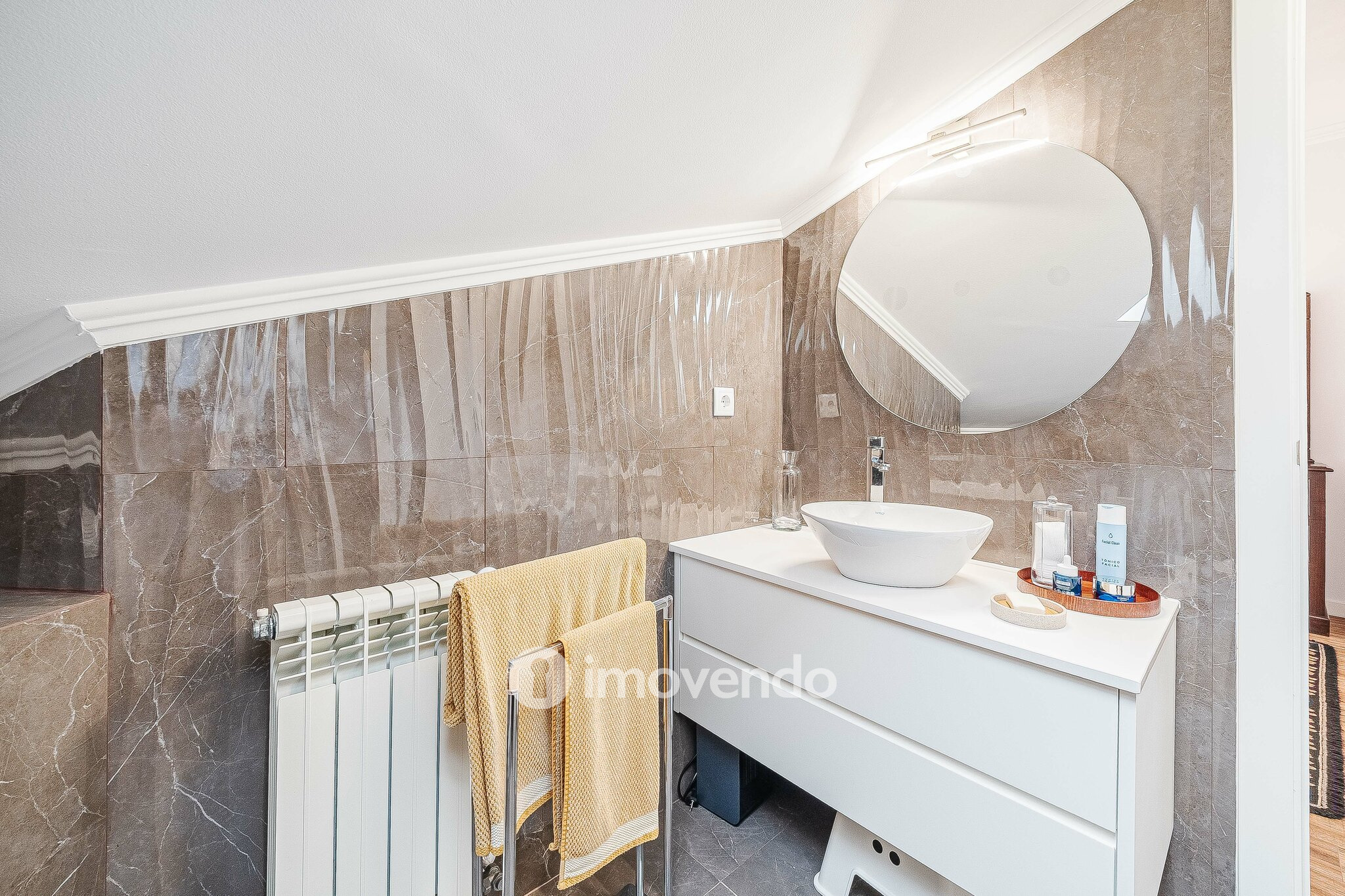 Apartamento T3 Duplex, com estacionamento, no Condomínio do Loural