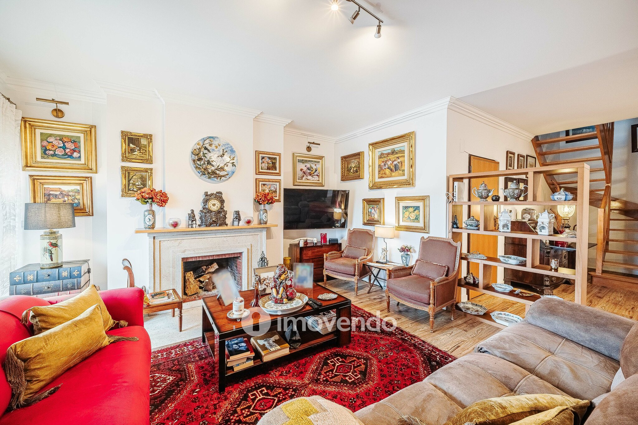 Apartamento T3 Duplex, com estacionamento, no Condomínio do Loural
