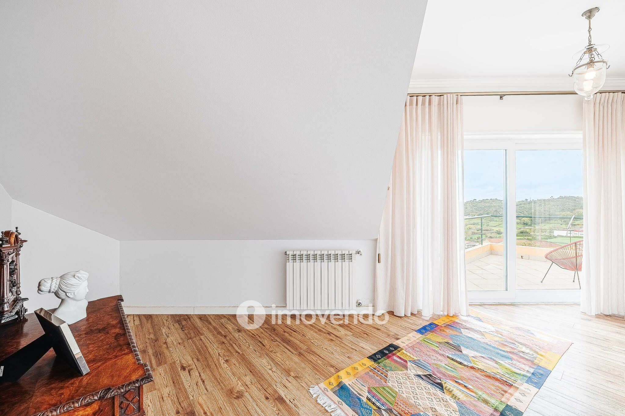 Apartamento T3 Duplex, com estacionamento, no Condomínio do Loural