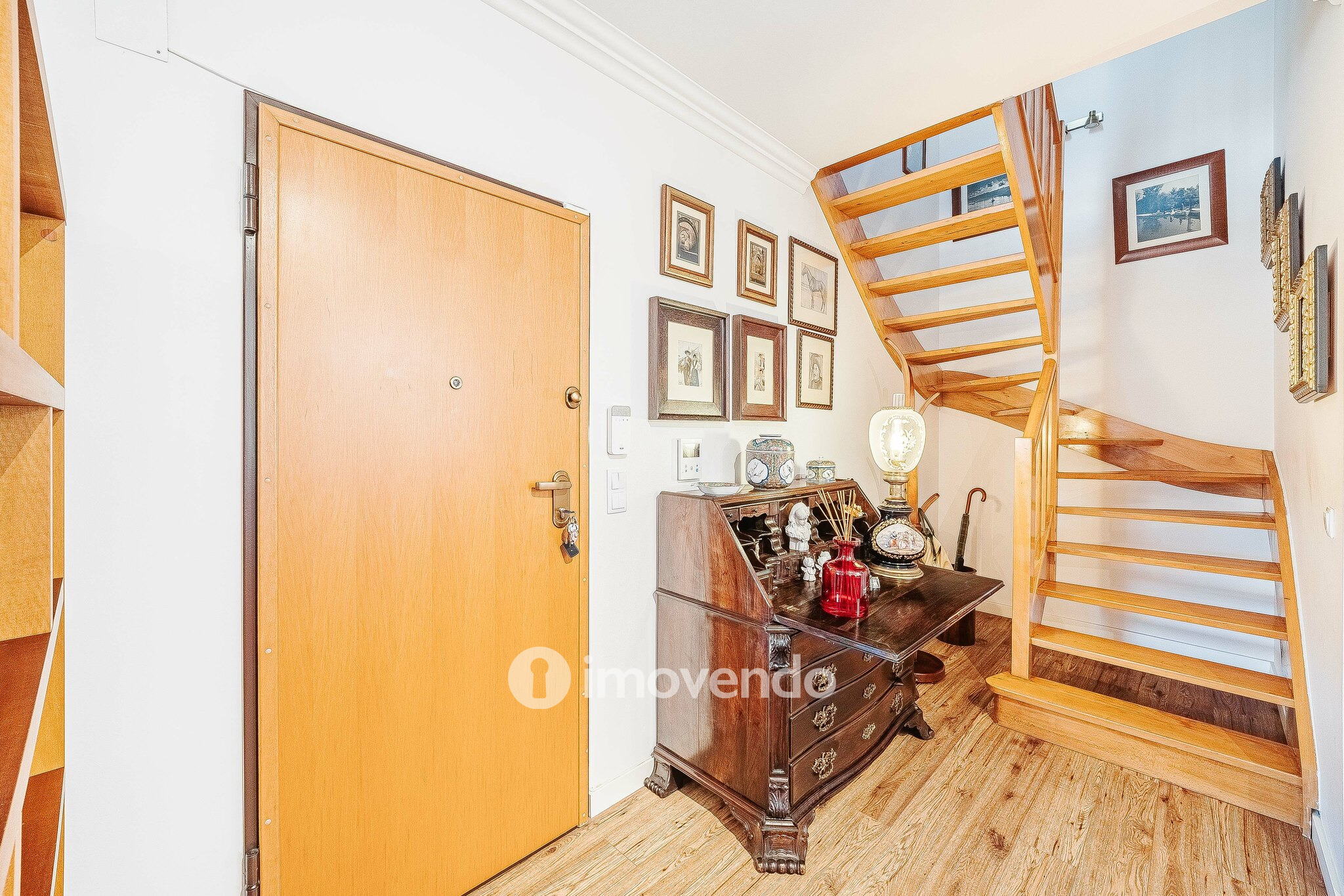 Apartamento T3 Duplex, com estacionamento, no Condomínio do Loural