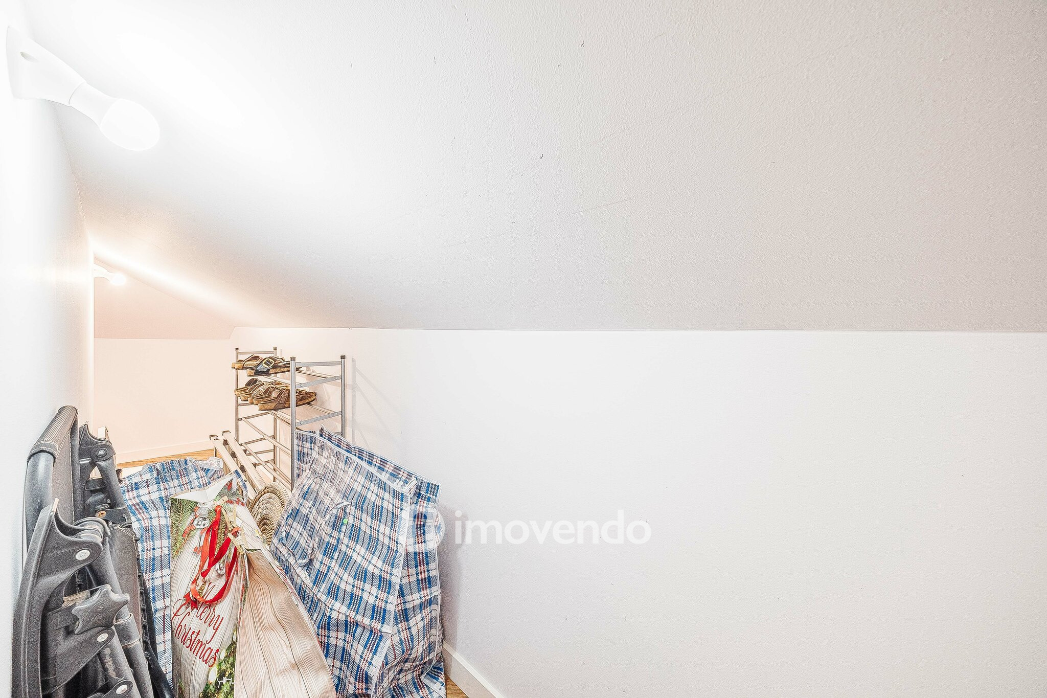 Apartamento T3 Duplex, com estacionamento, no Condomínio do Loural